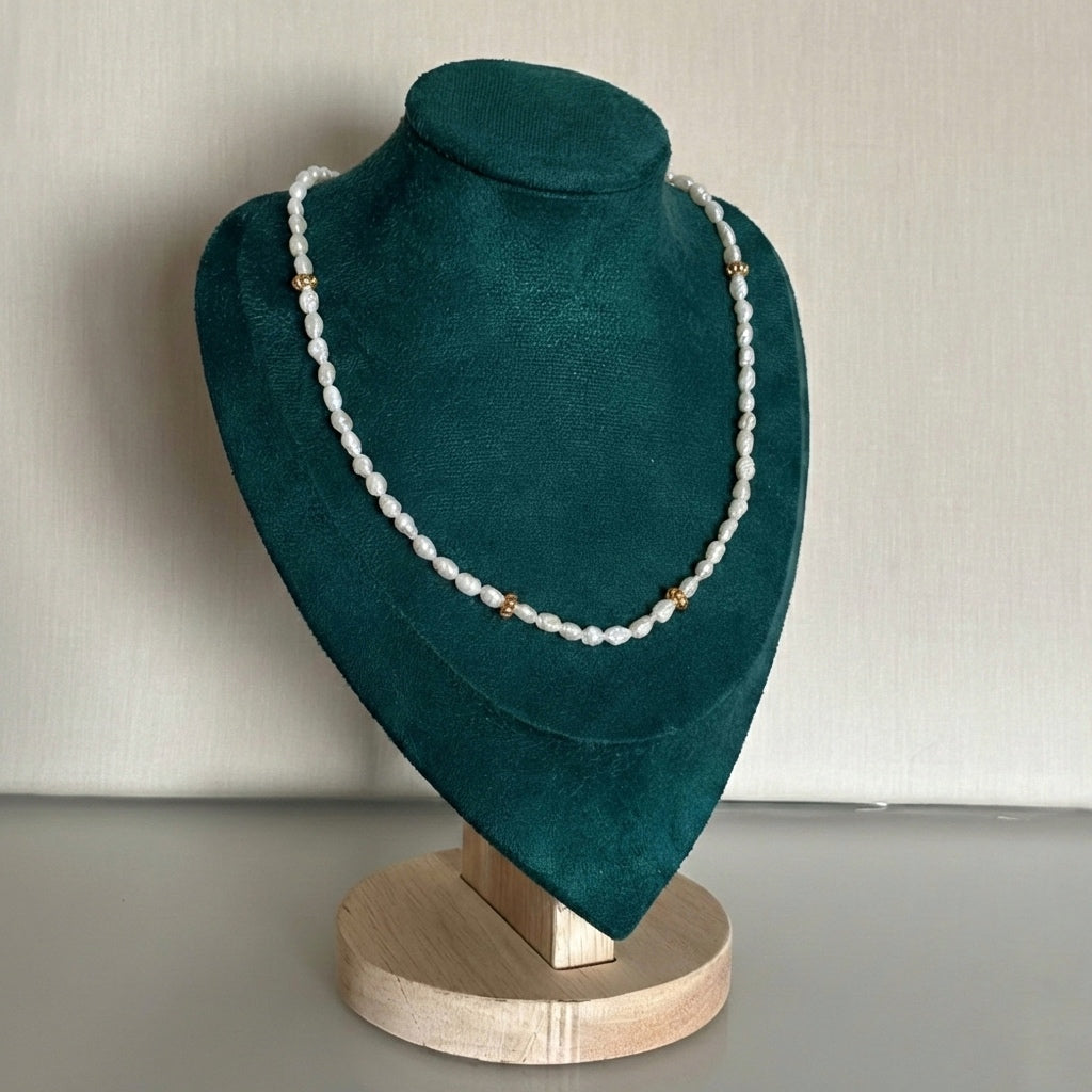 Collier Paphos – Perles d’eau douce naturelles & doré