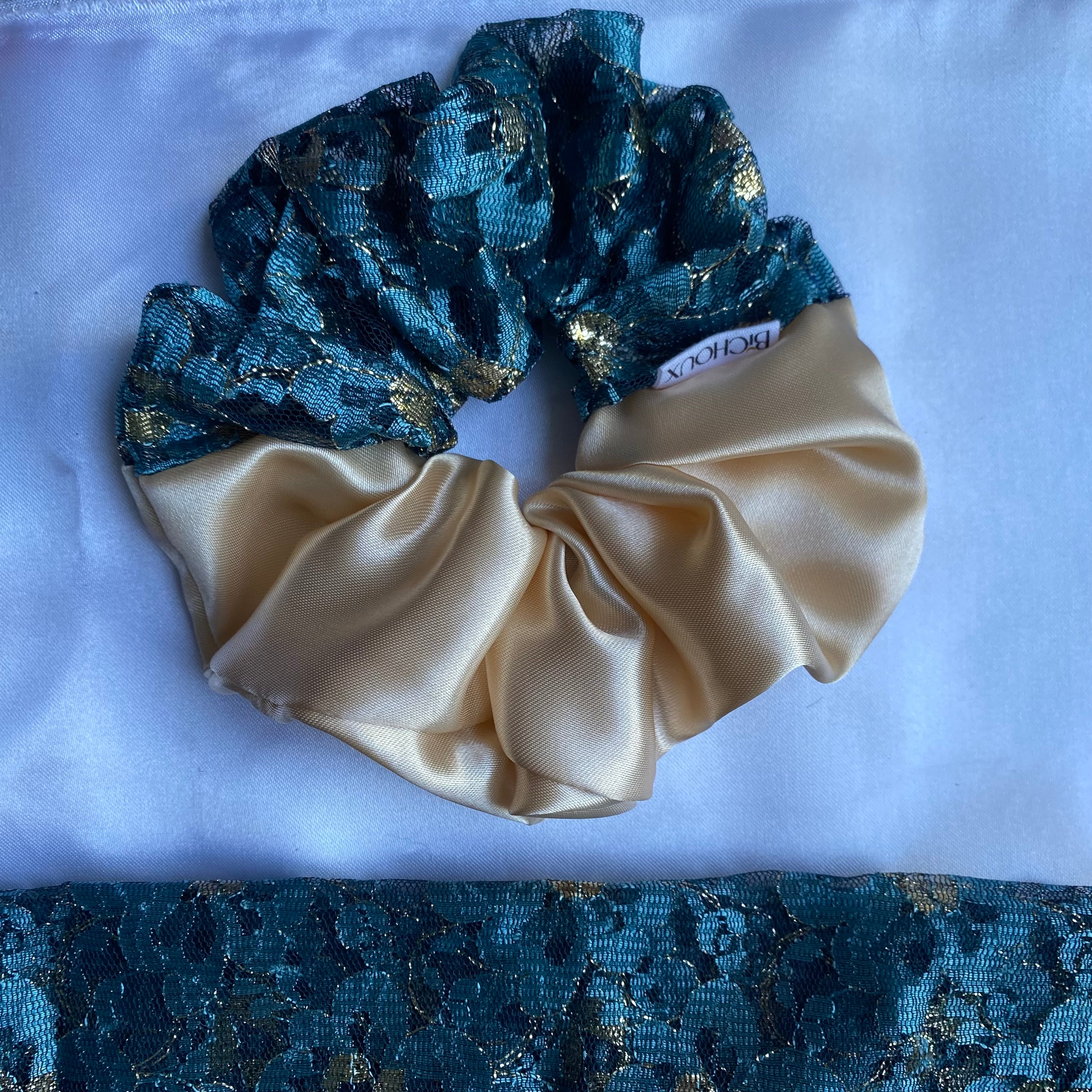 Chouchou en dentelle bleue et satin - Léona Bicolore