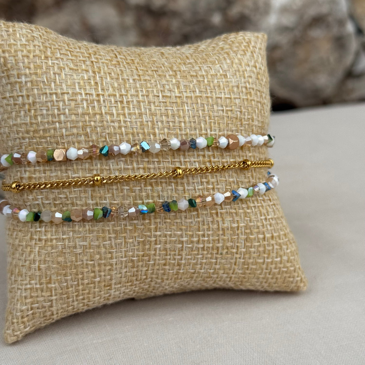 Bracelet Marévia – Triple rang doré & perles multicolores