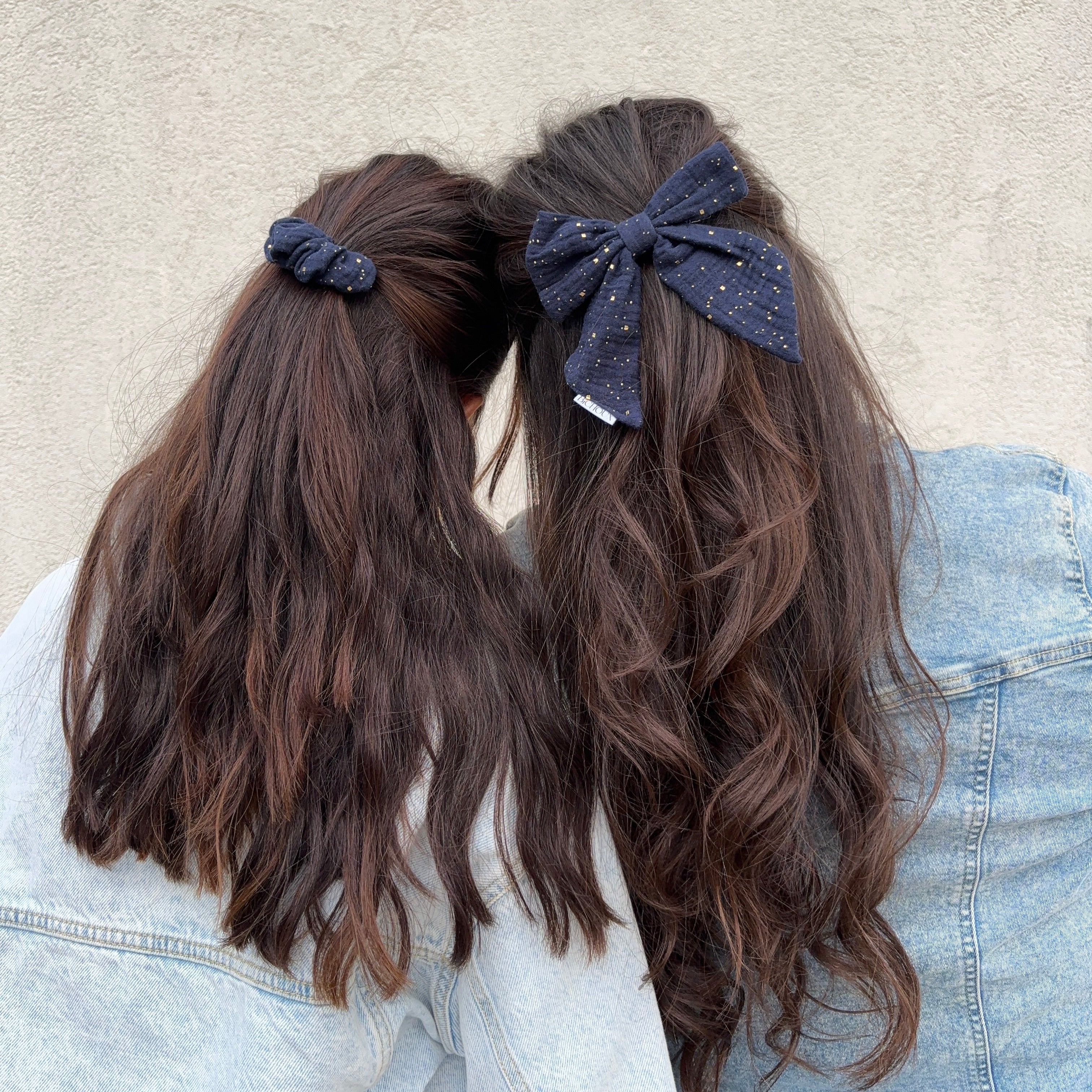 Barrette Nœud Lily – Gaze bleue avec des détails dorés