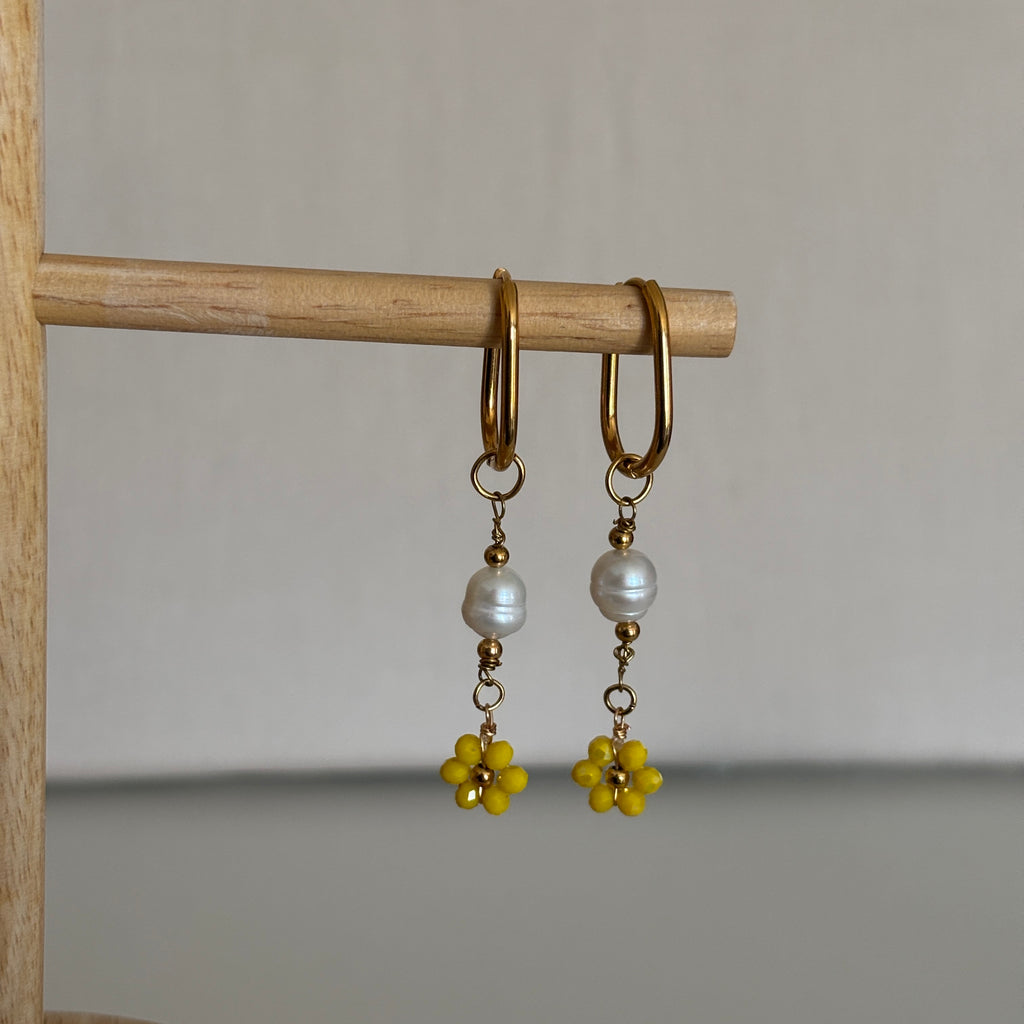 Boucles d’oreilles Hydra - Créoles longues fines avec perle et fleur jaune