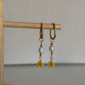 Boucles d’oreilles Hydra - Créoles longues fines avec perle et fleur jaune