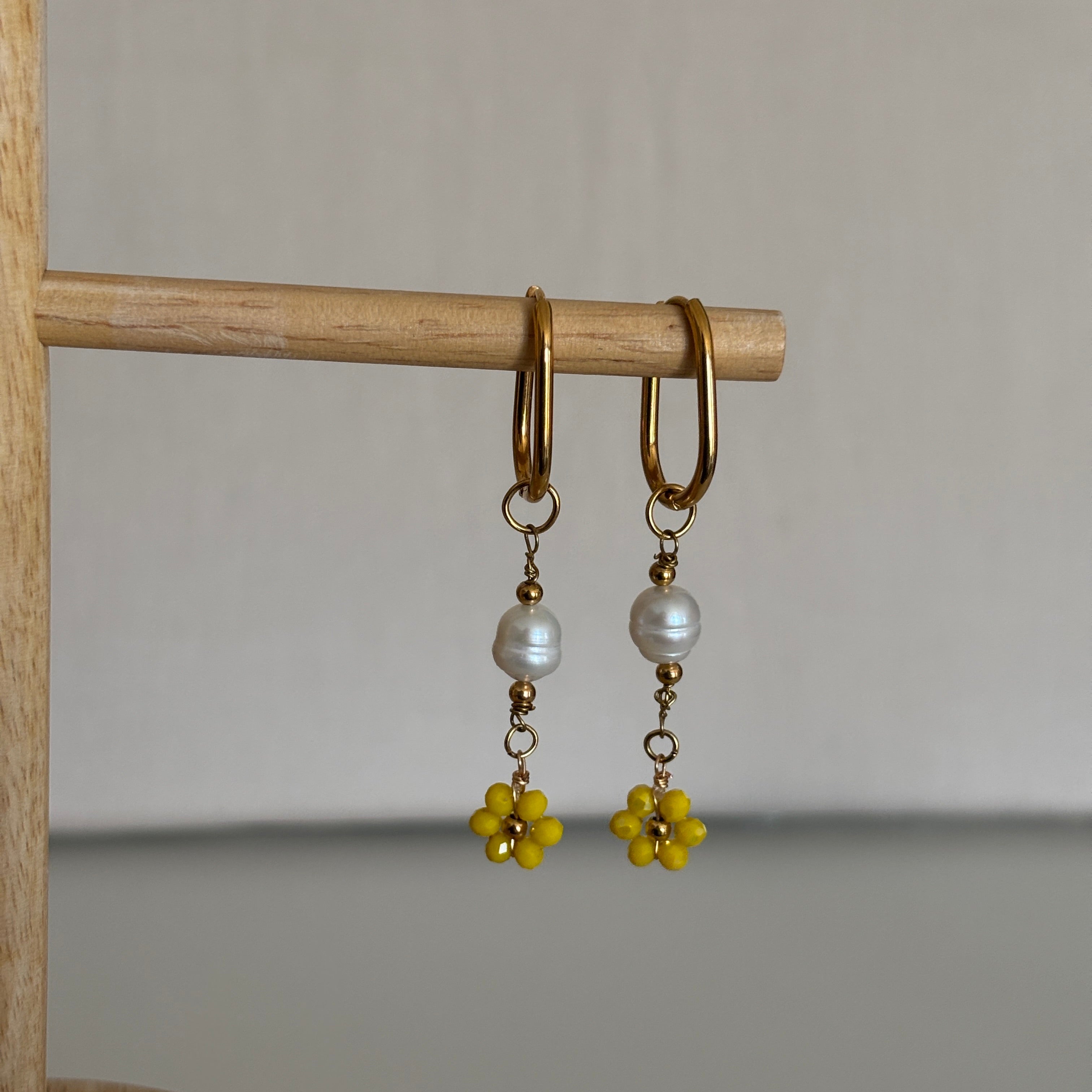 Boucles d’oreilles Hydra - Créoles longues fines avec perle et fleur jaune