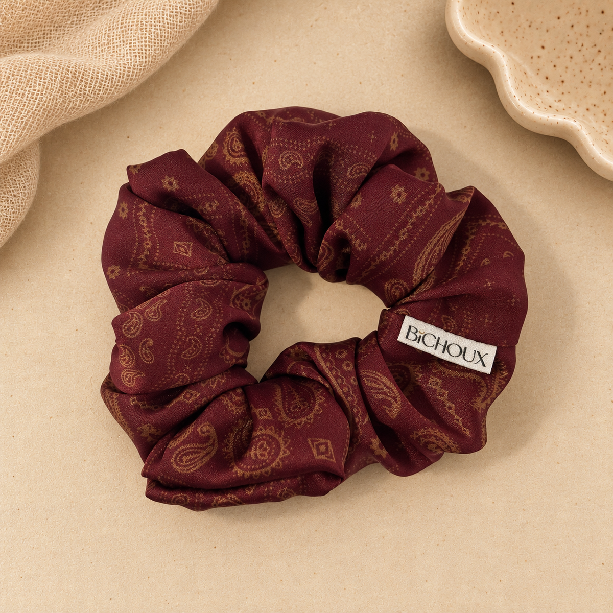 Chouchou en satin Isaline - Rouge acajou à motifs bandana