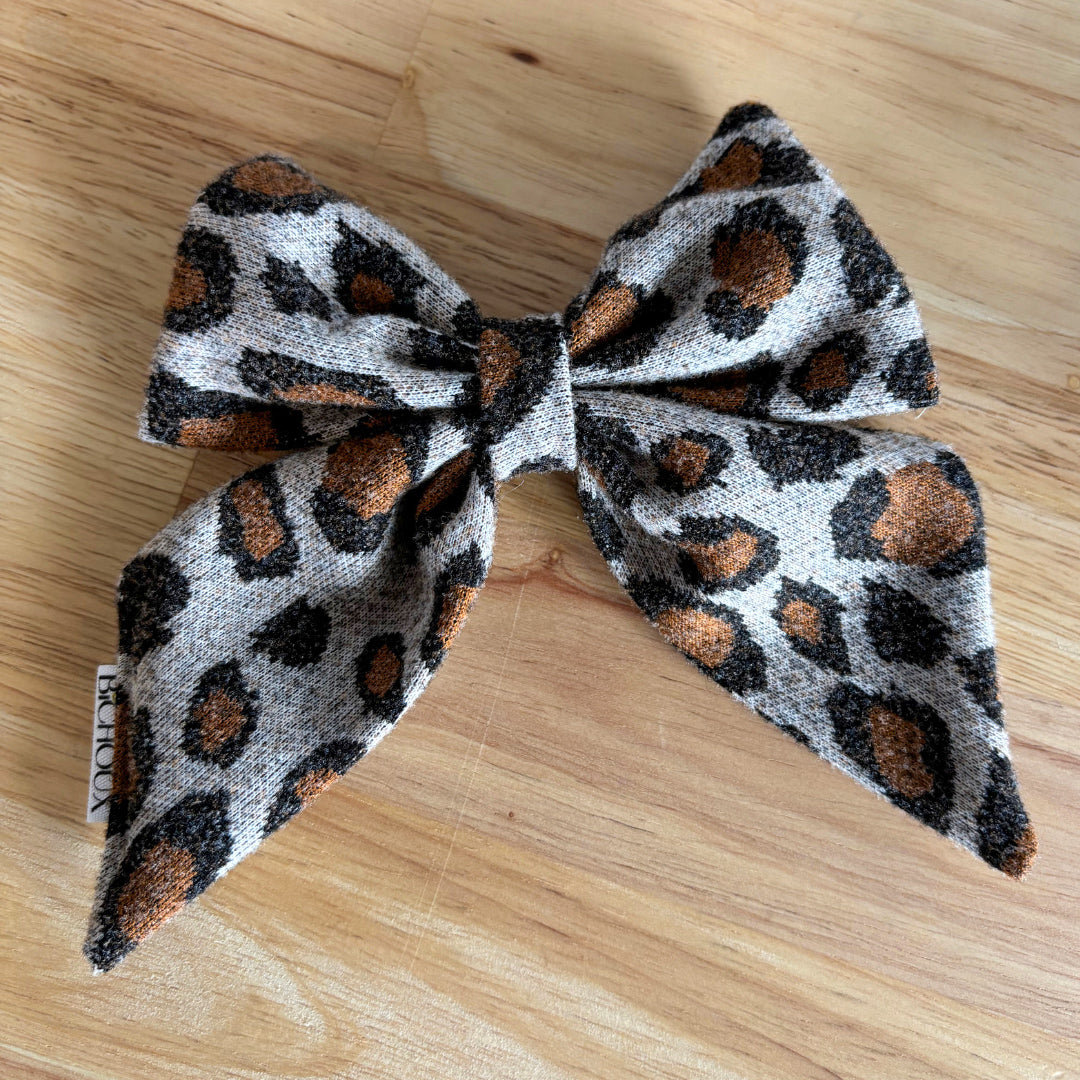 Coffret complet avec un chouchou, une barrette noeud, un porte clé et une pochette