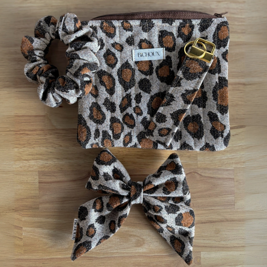 Coffret complet avec un chouchou, une barrette noeud, un porte clé et une pochette