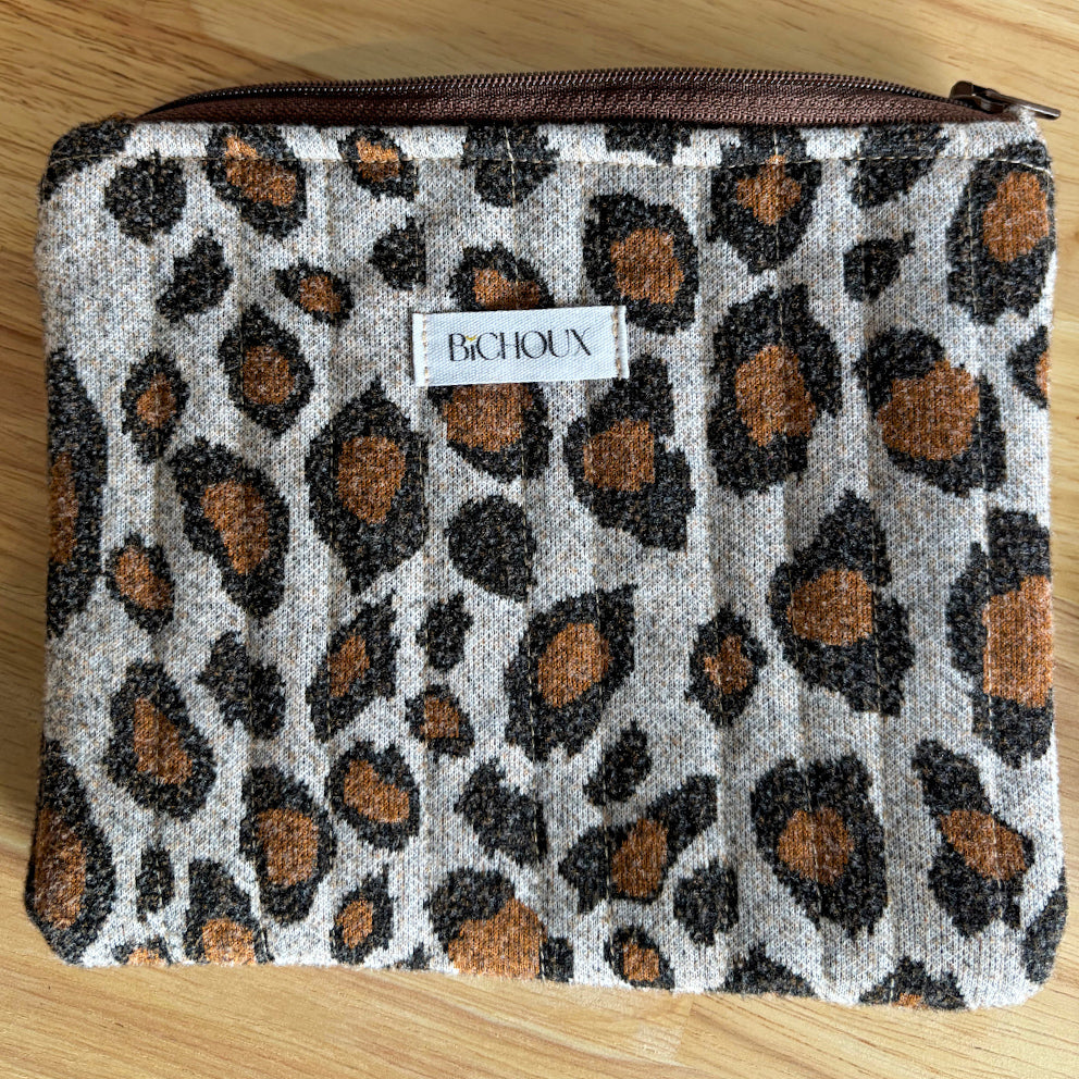 Coffret complet avec un chouchou, une barrette noeud, un porte clé et une pochette