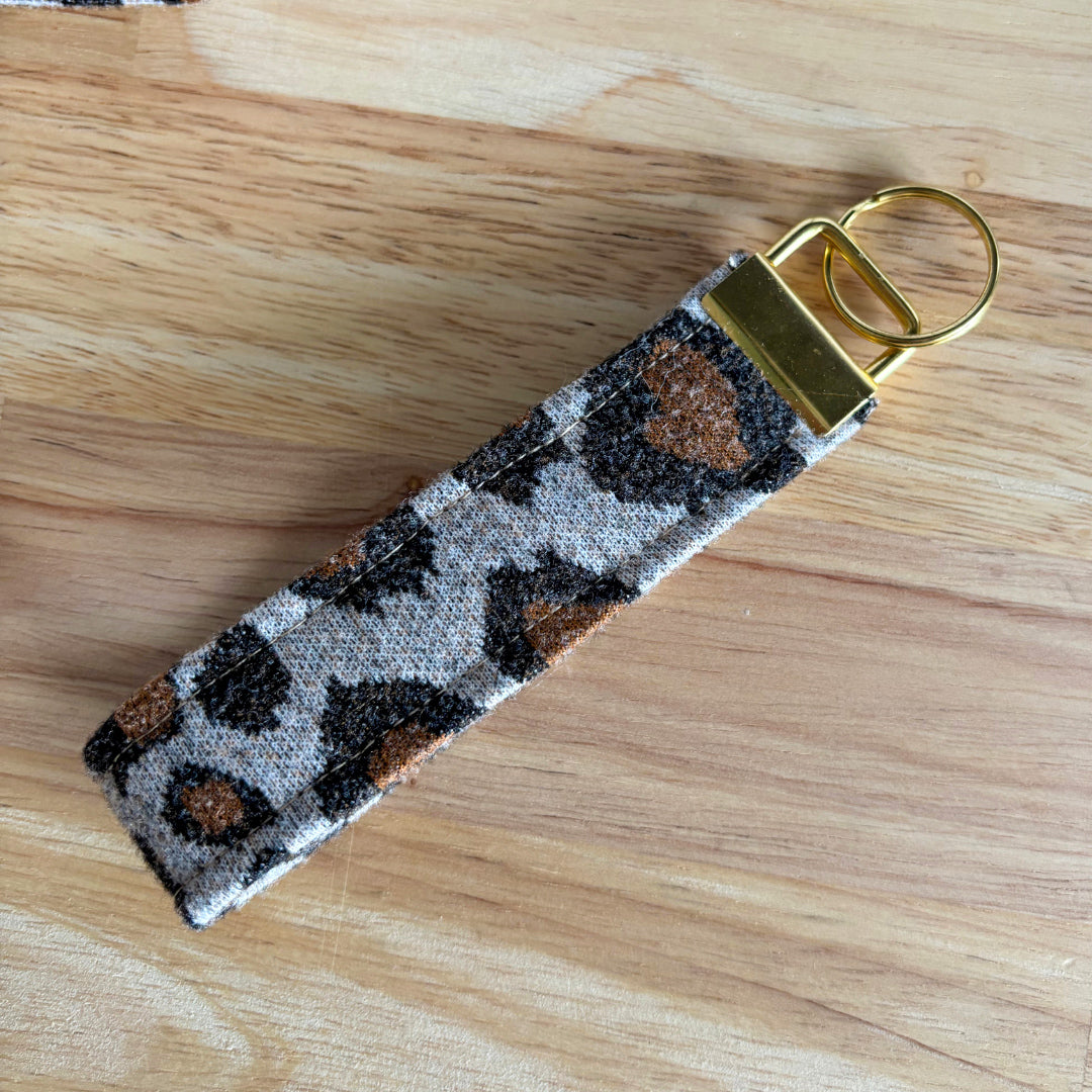 Coffret complet avec un chouchou, une barrette noeud, un porte clé et une pochette