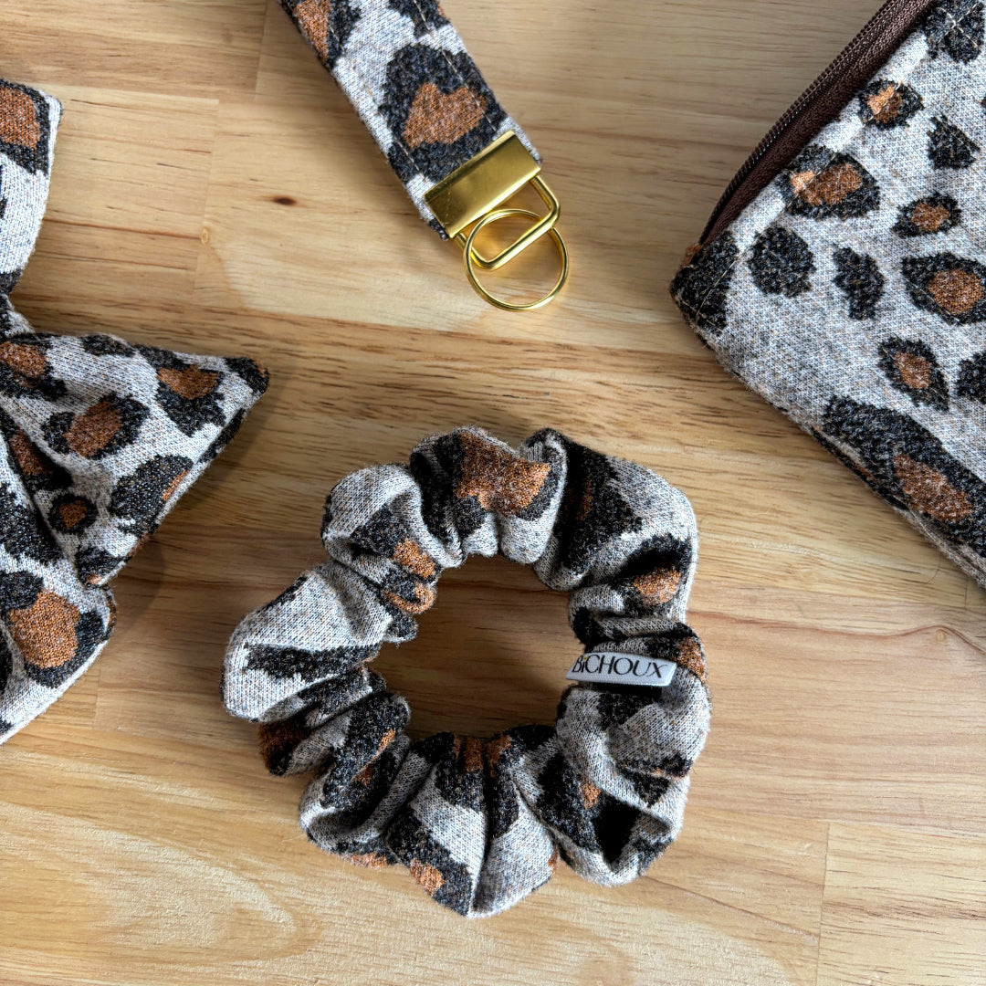 Coffret complet avec un chouchou, une barrette noeud, un porte clé et une pochette