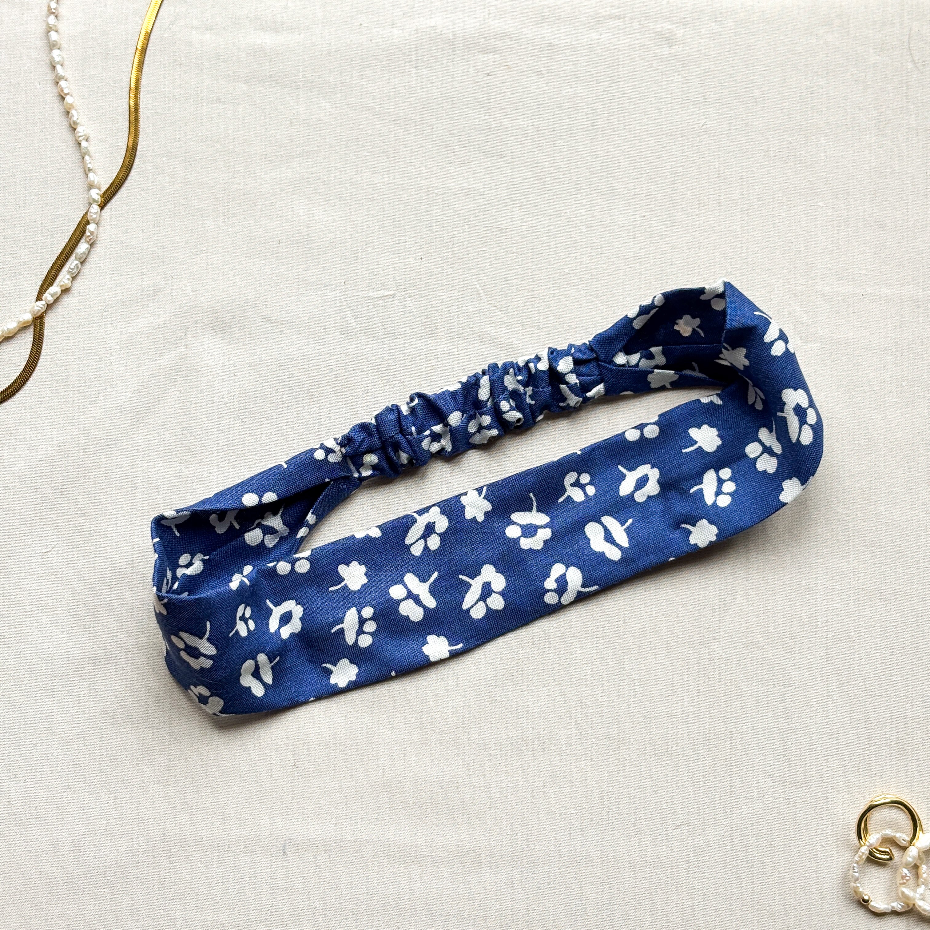 Bandeau Daphné - Coton bleu fleurs blanches cousu main