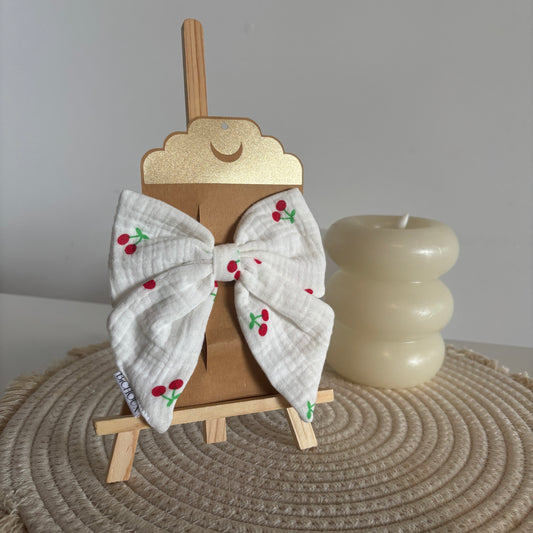 Barrette Nœud "Aurélie" – Gaze blanche à motif cerises