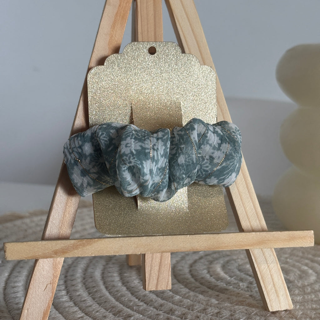 Barrette Épurée Ondine – Bleu à fleurs blanches & détails dorés