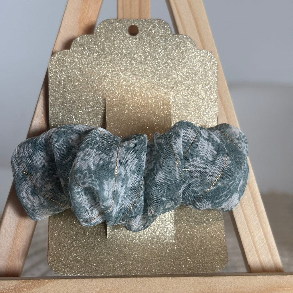 Barrette Épurée Ondine – Bleu à fleurs blanches & détails dorés