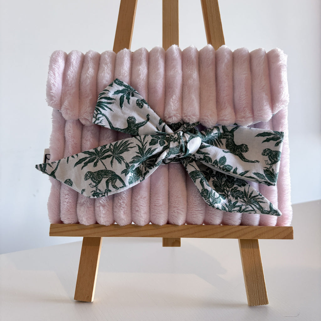 Pochette Nœud Rose en Fausse Fourrure et motifs verts