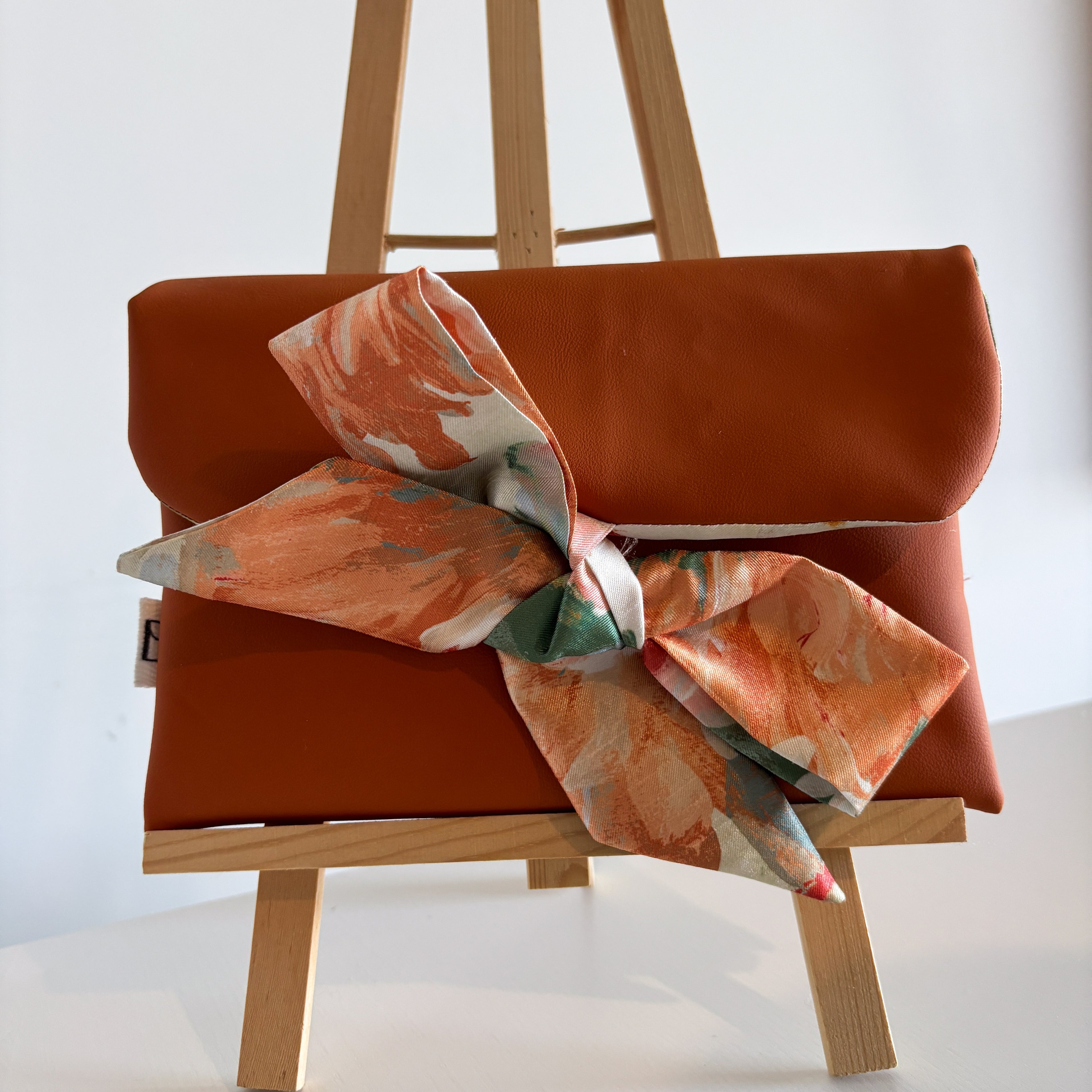 Pochette Nœud Simili Cuir & Fleurs