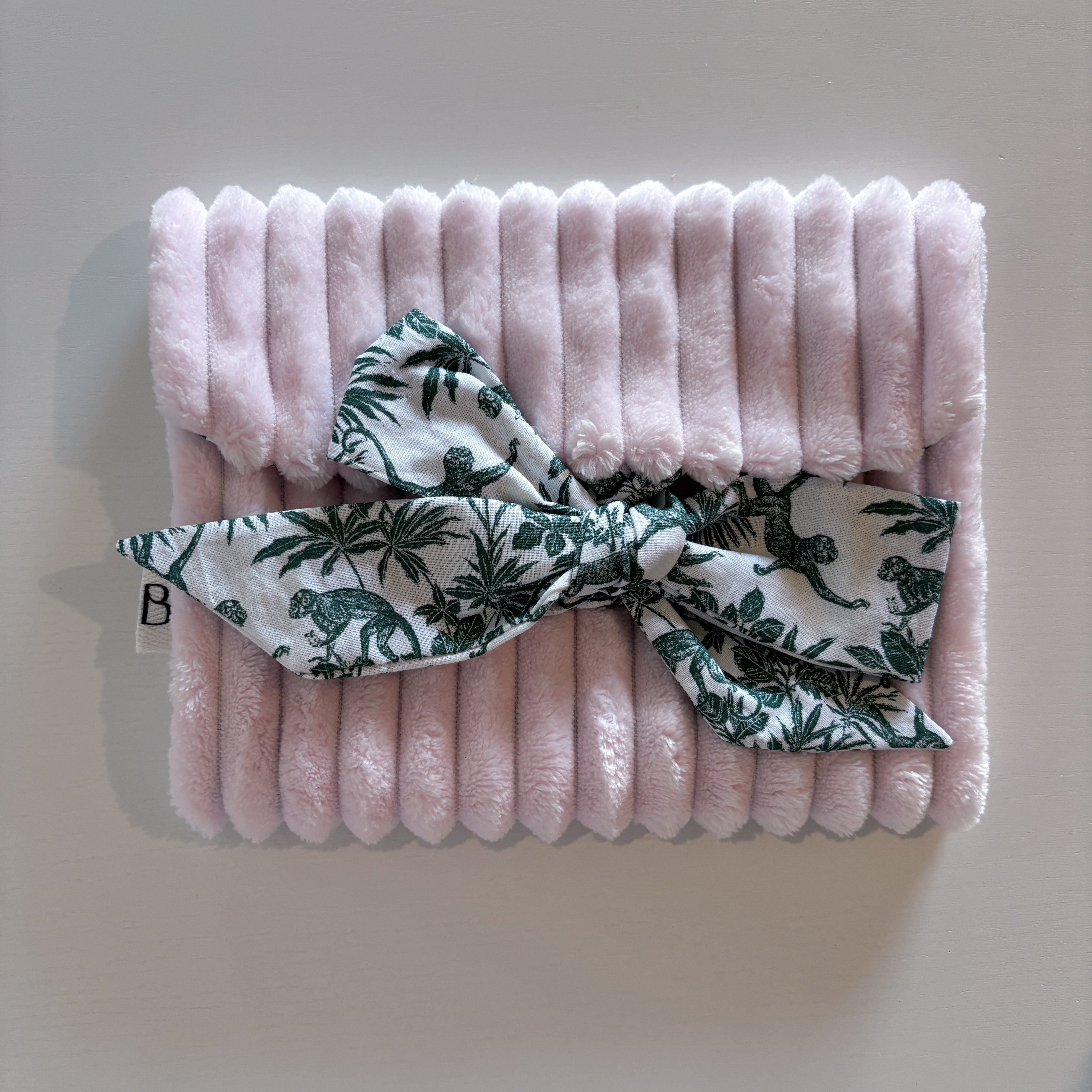 Pochette Nœud Rose en Fausse Fourrure et motifs verts