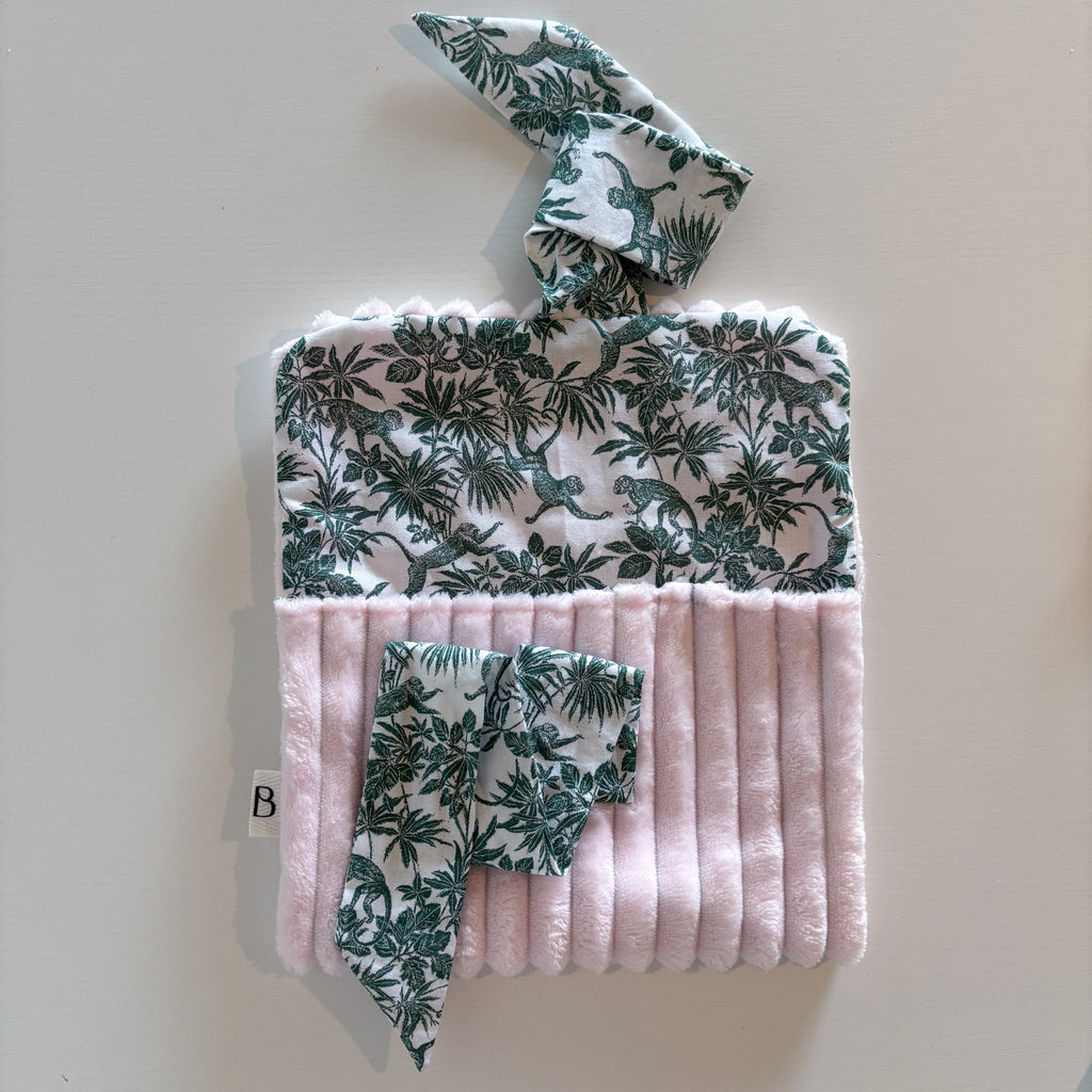 Pochette Nœud Rose en Fausse Fourrure et motifs verts