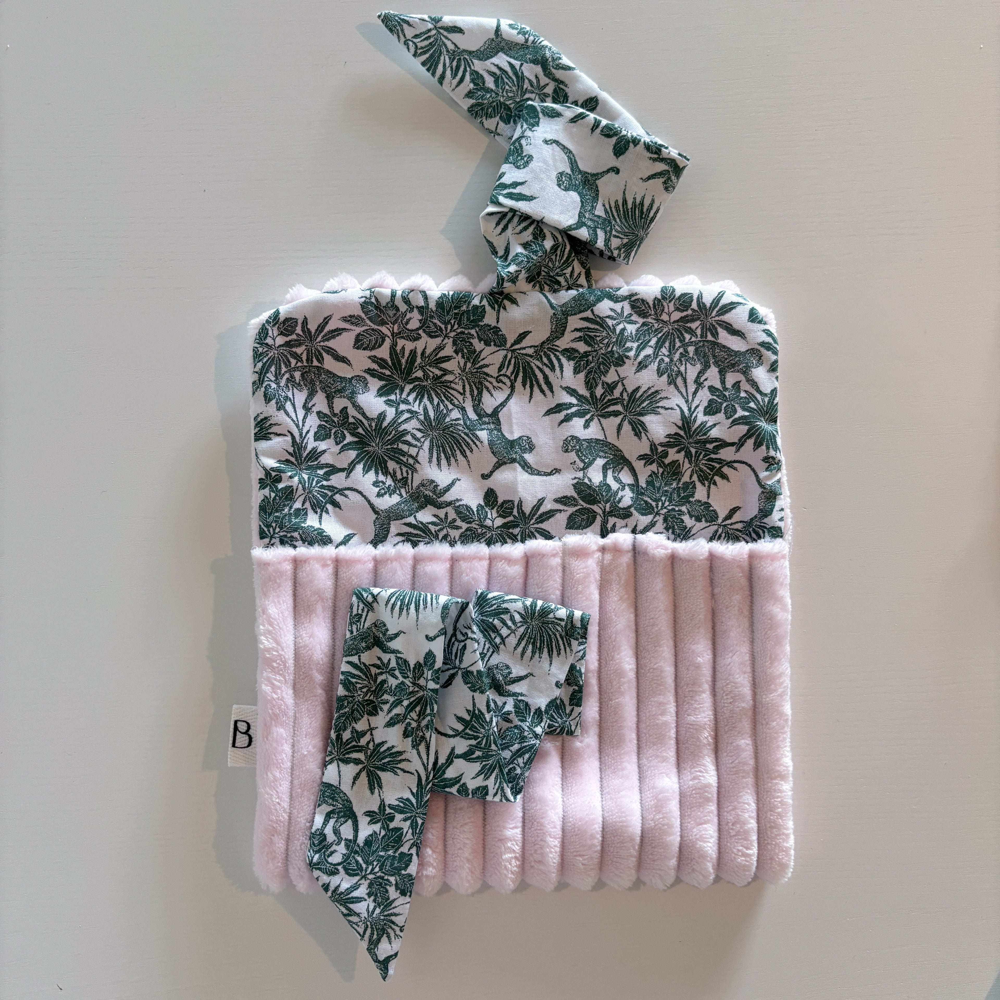 Pochette Nœud Rose en Fausse Fourrure et motifs verts
