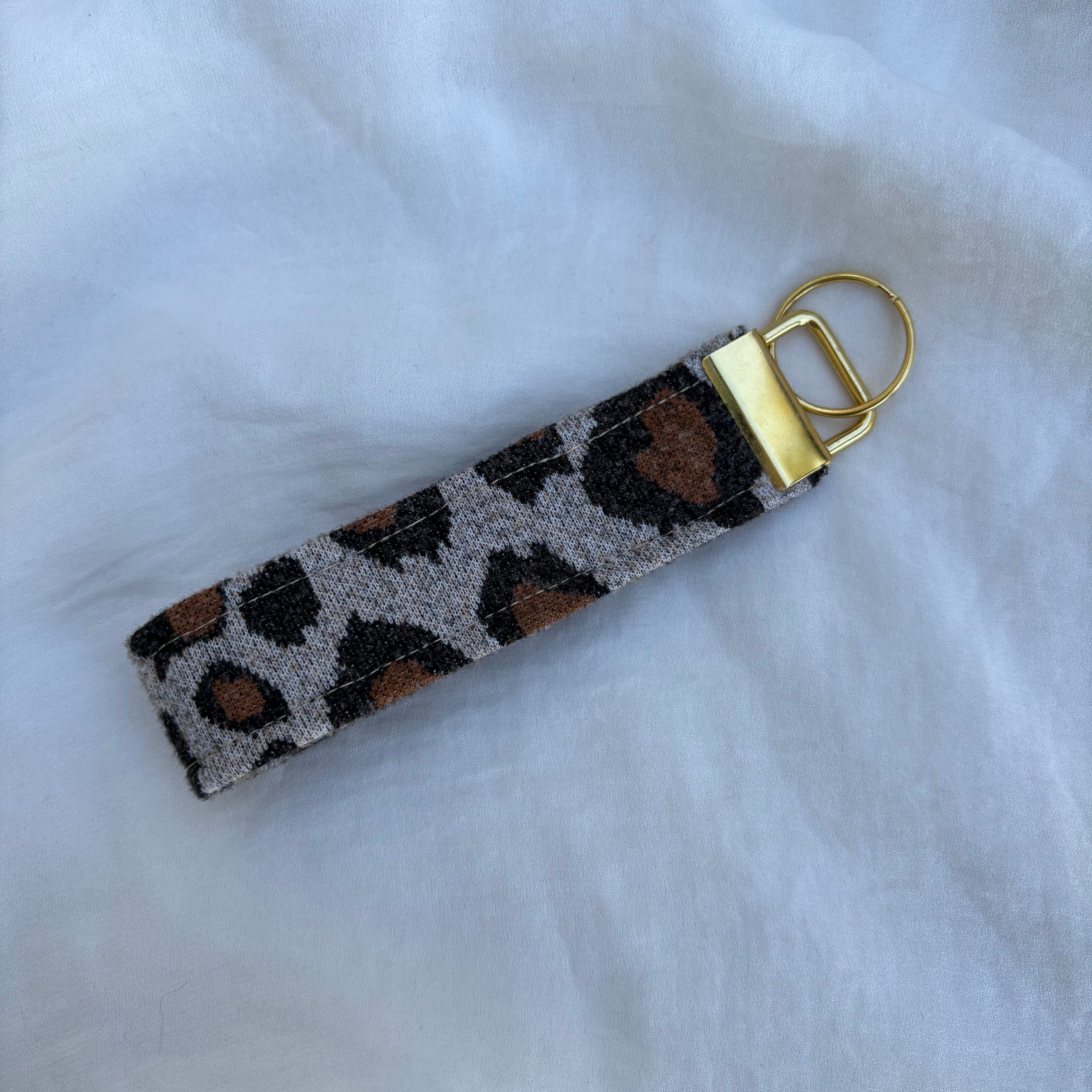 Porte Clé Léa - Motif léopard avec finitions dorées