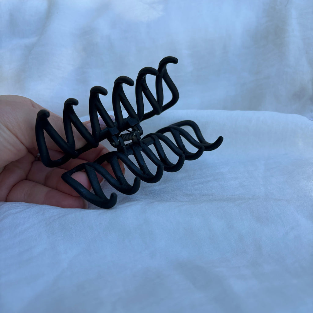 Pince entremêlée noire