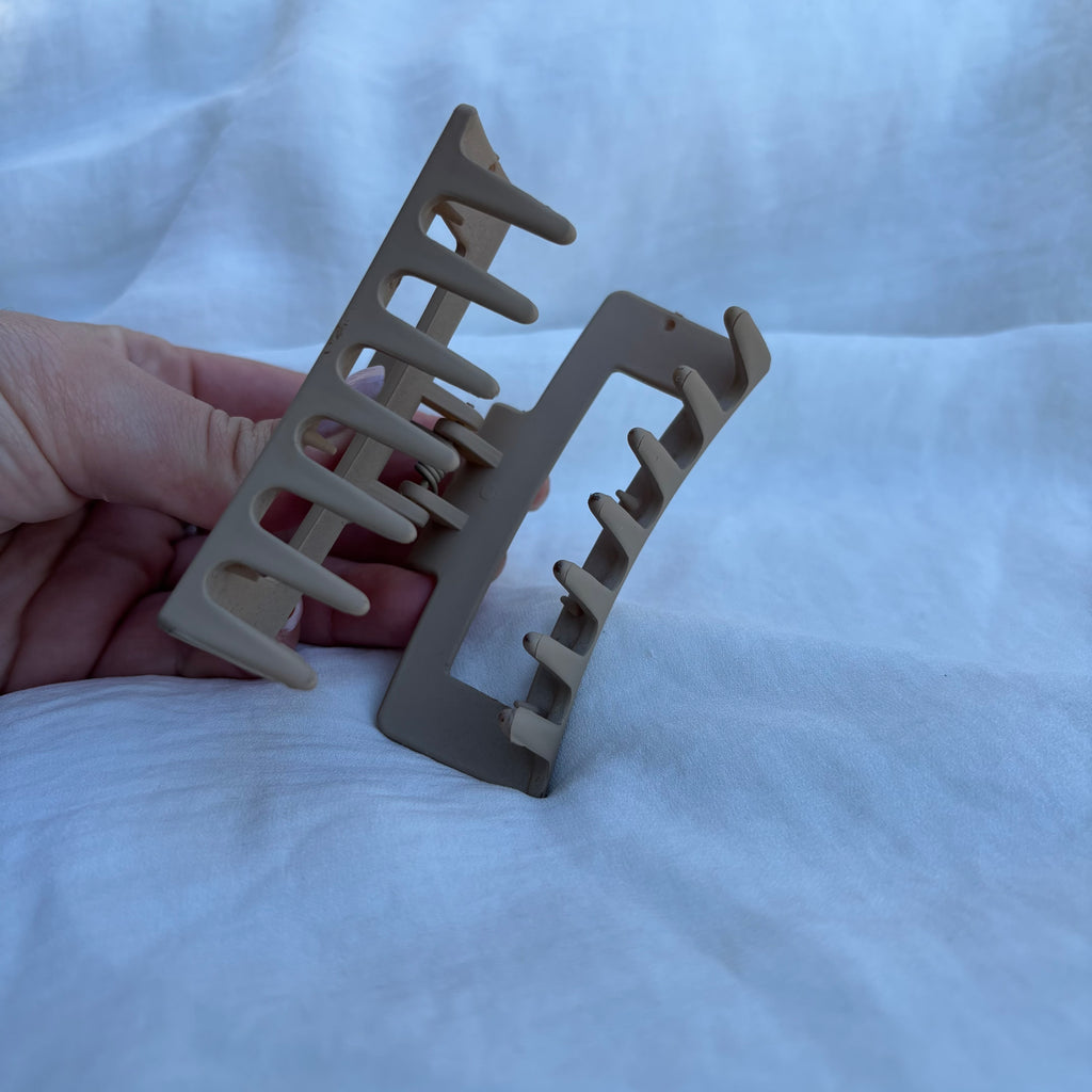 Pince carrée marron