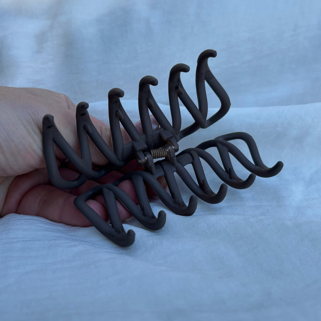 Pince entremêlée marron