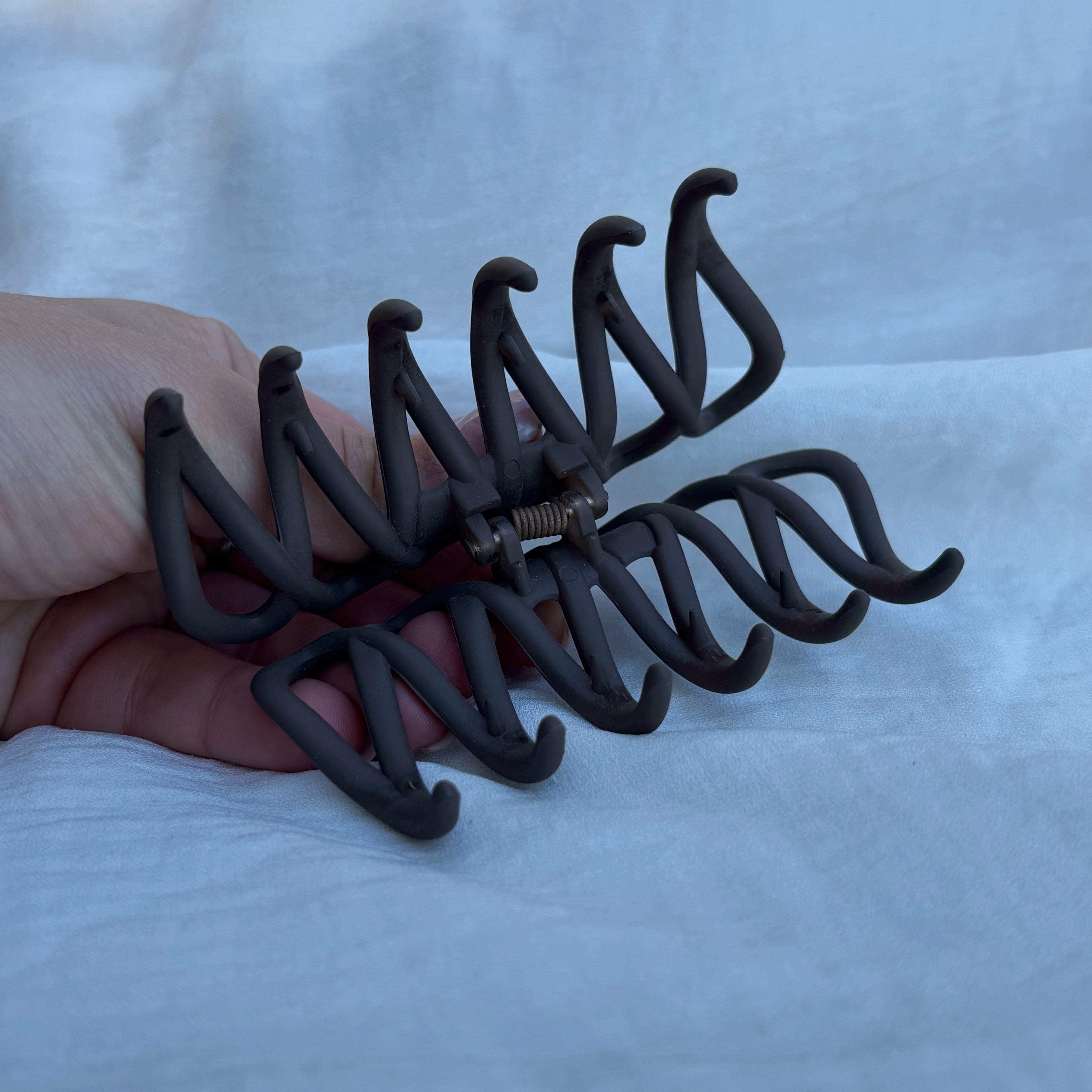 Pince entremêlée marron