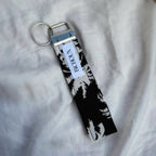 Porte Clé Altaïr – Motif palmier noir & blanc avec finitions argentées