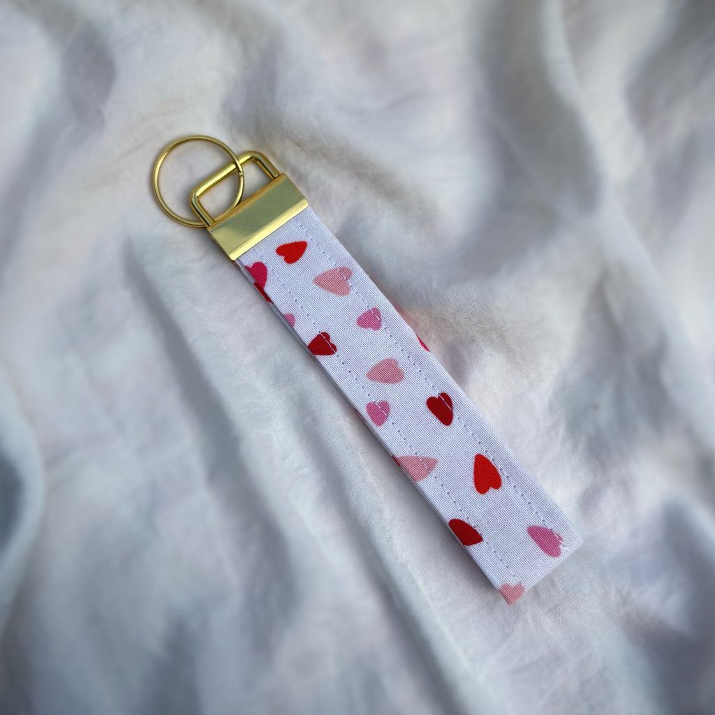 Porte Clé Polaris - Motif blanc à cœurs avec finitions dorées