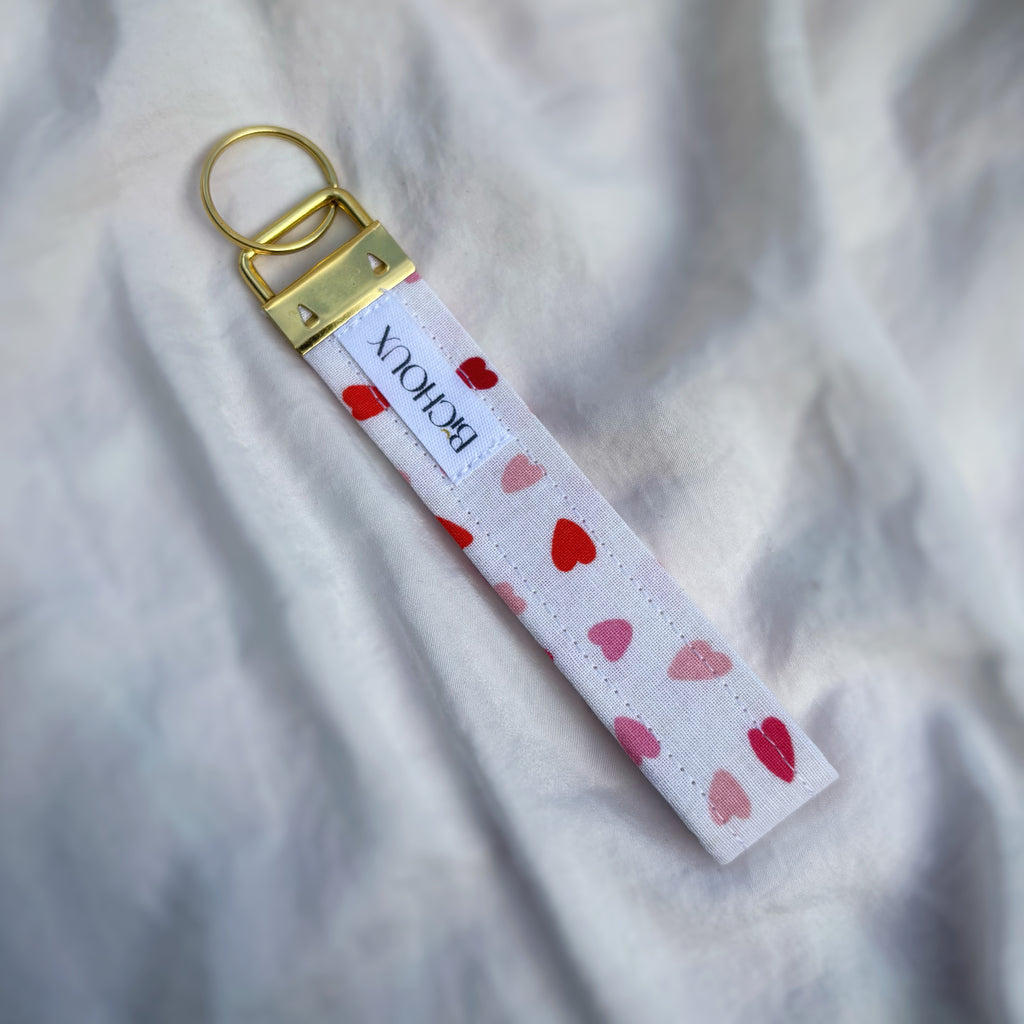 Porte Clé Polaris - Motif blanc à cœurs avec finitions dorées