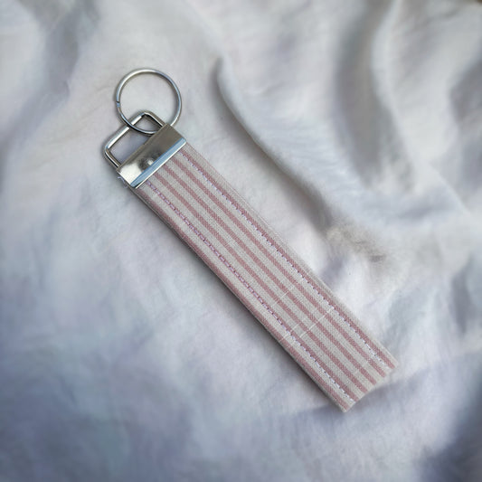 Porte Clé Arcturus - Motif rayé rose et blanc avec finitions argentées