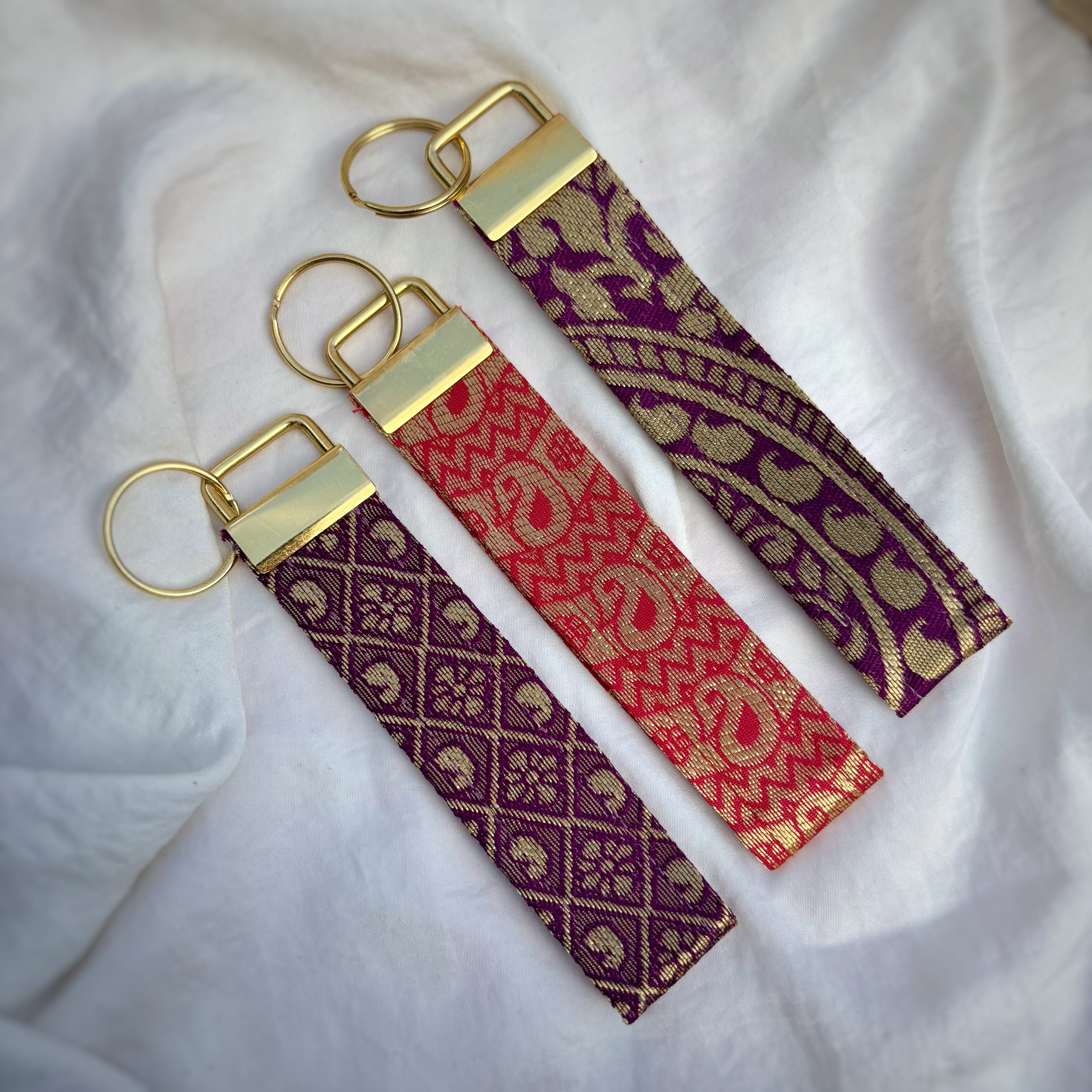 Mirach – Tissu sari de l’île Maurice violet avec finitions dorées