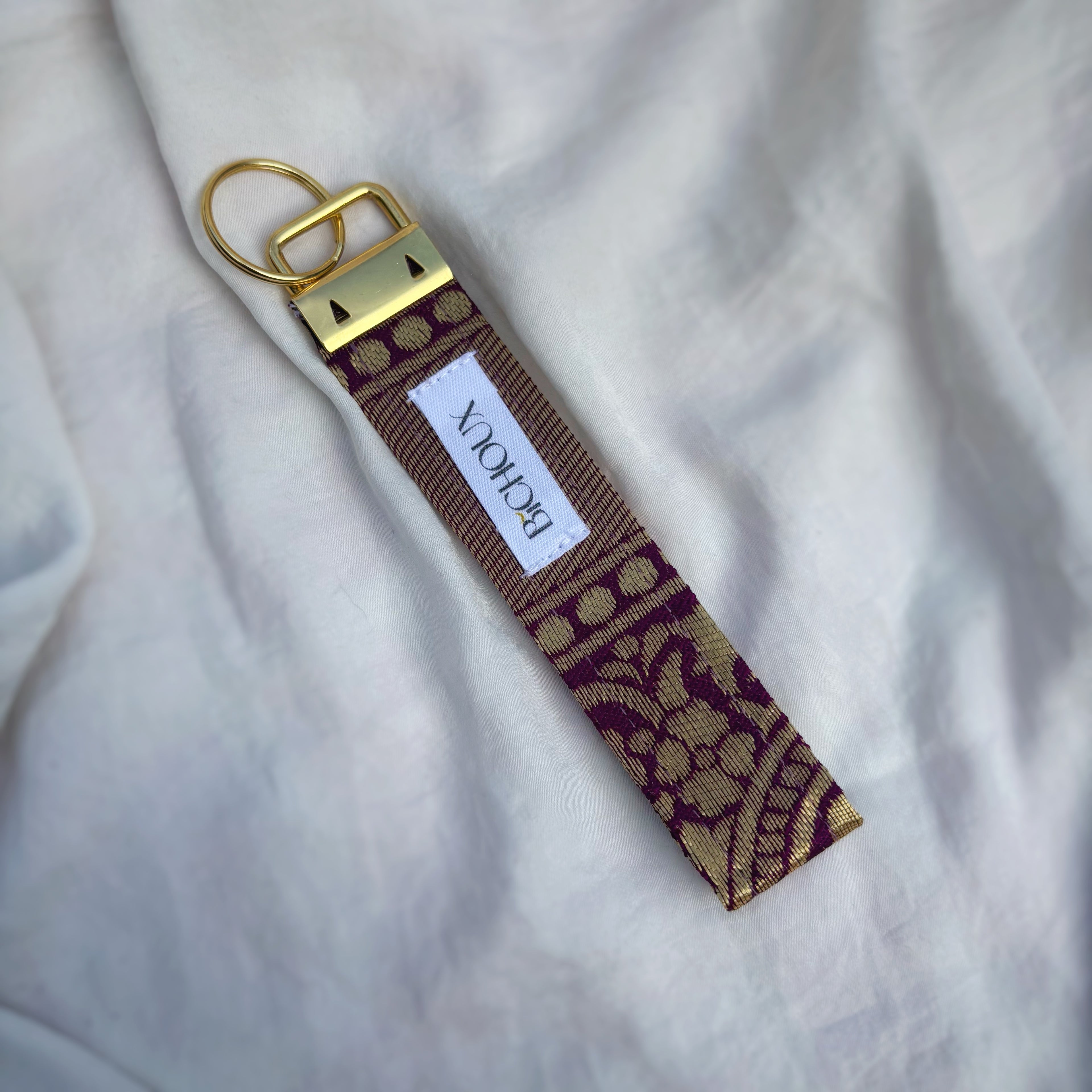 Mirach – Tissu sari de l’île Maurice violet avec finitions dorées