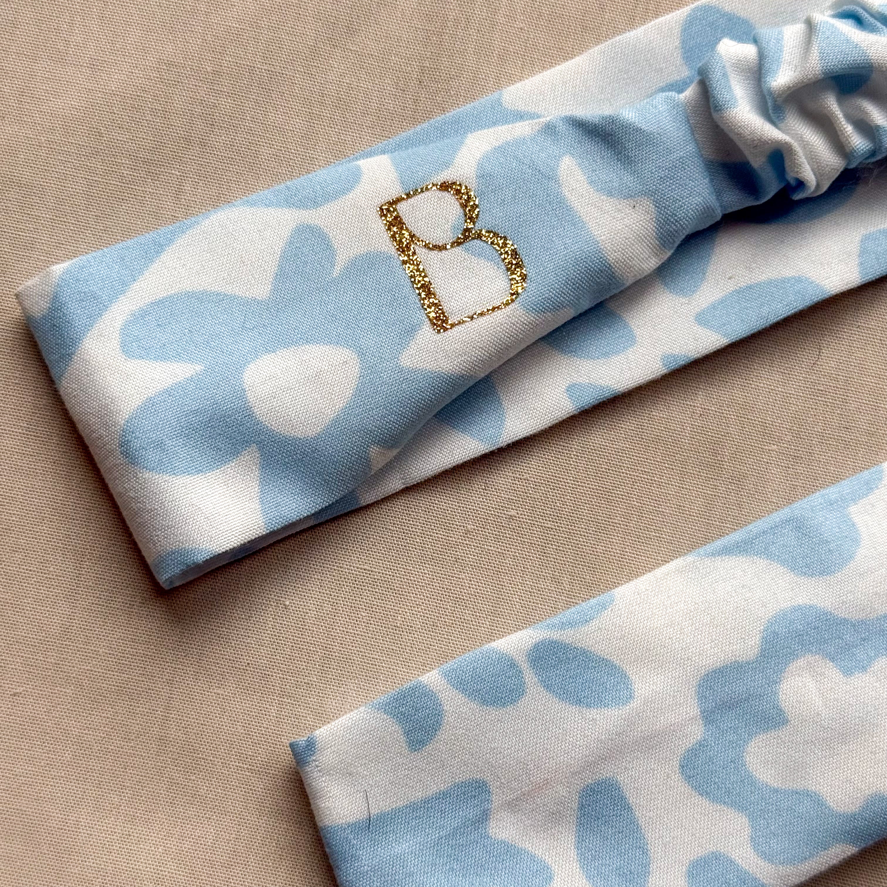 Bandeau Léna - Coton blanc à fleurs bleu ciel cousu main