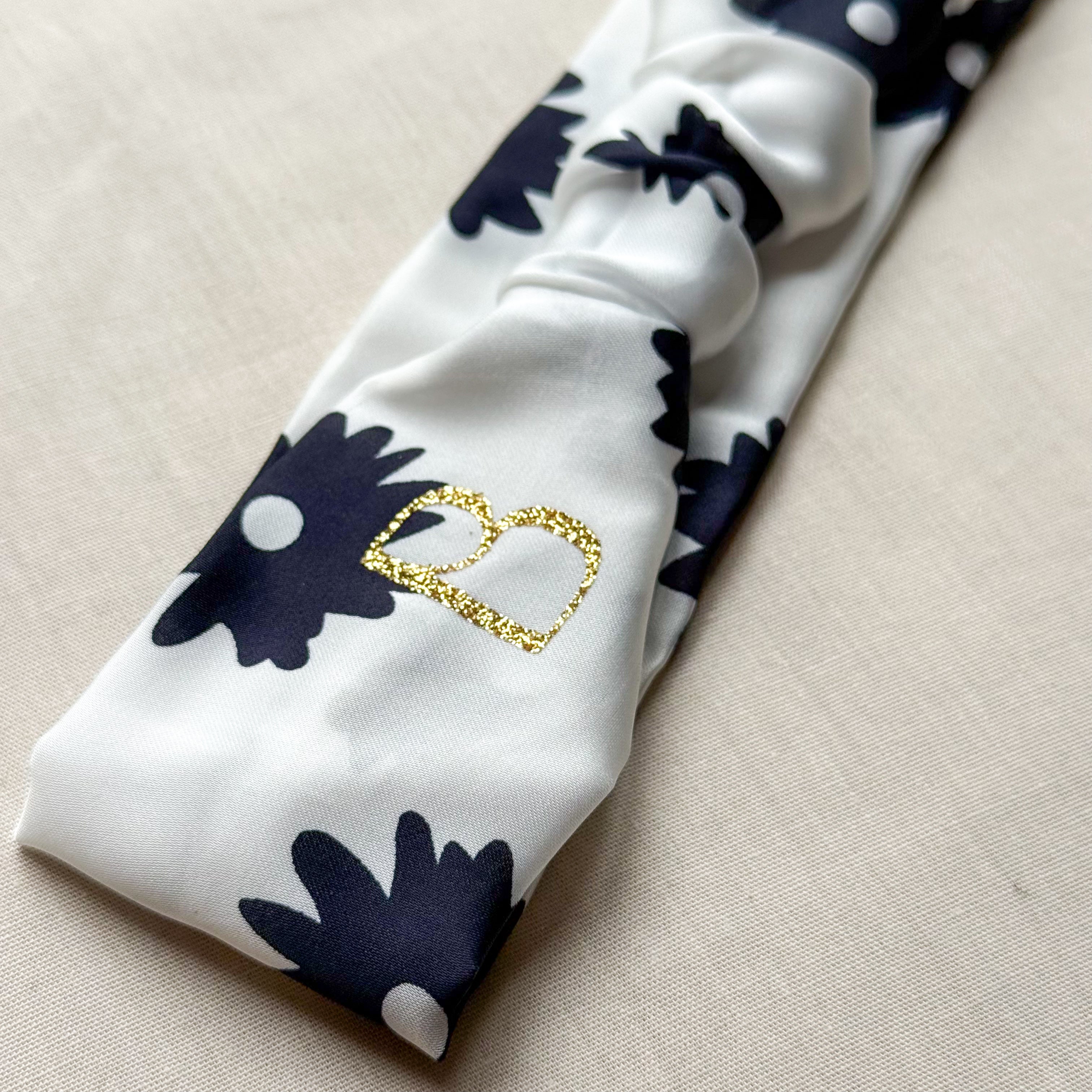 Bandeau Isadora en satin blanc à fleurs bleu marine