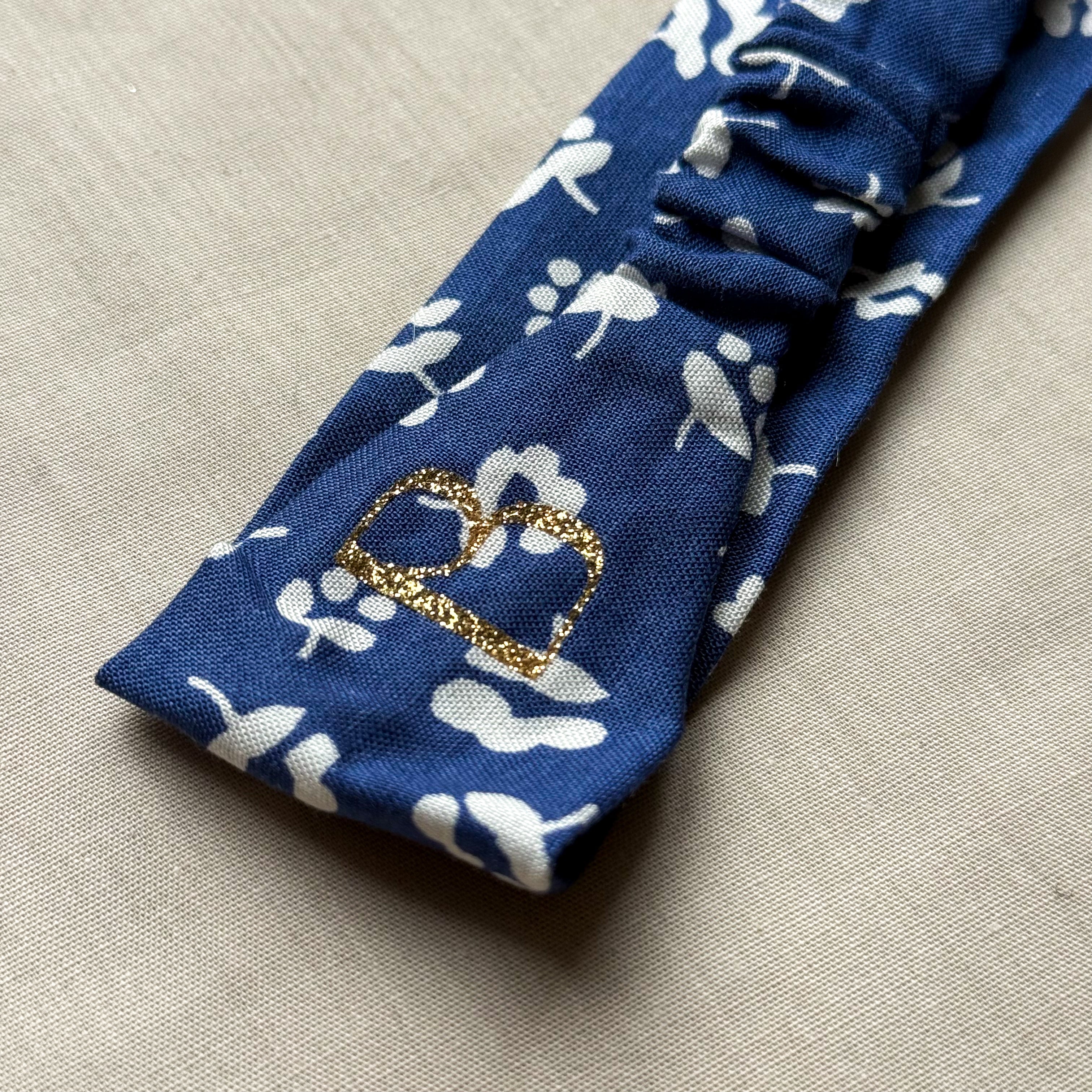 Bandeau Daphné - Coton bleu fleurs blanches cousu main