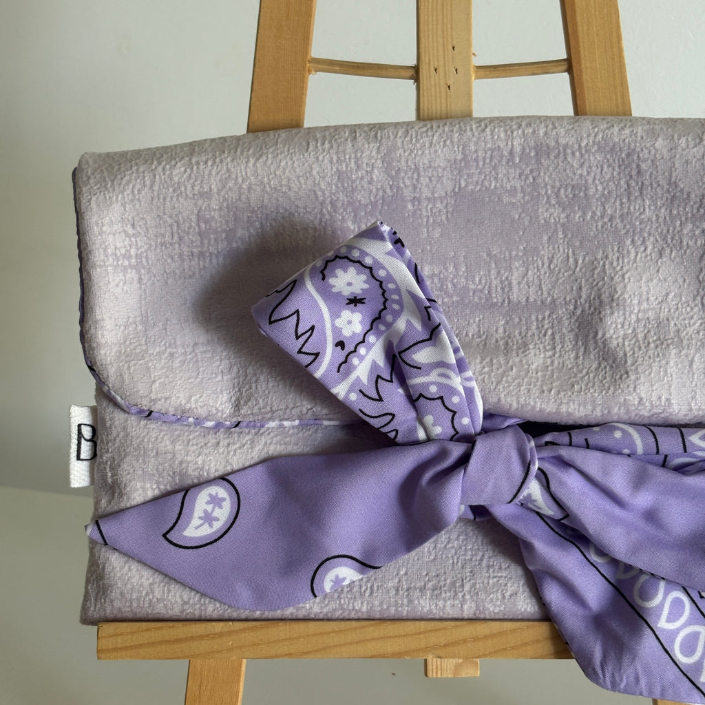 Pochette nouée lavande bandana