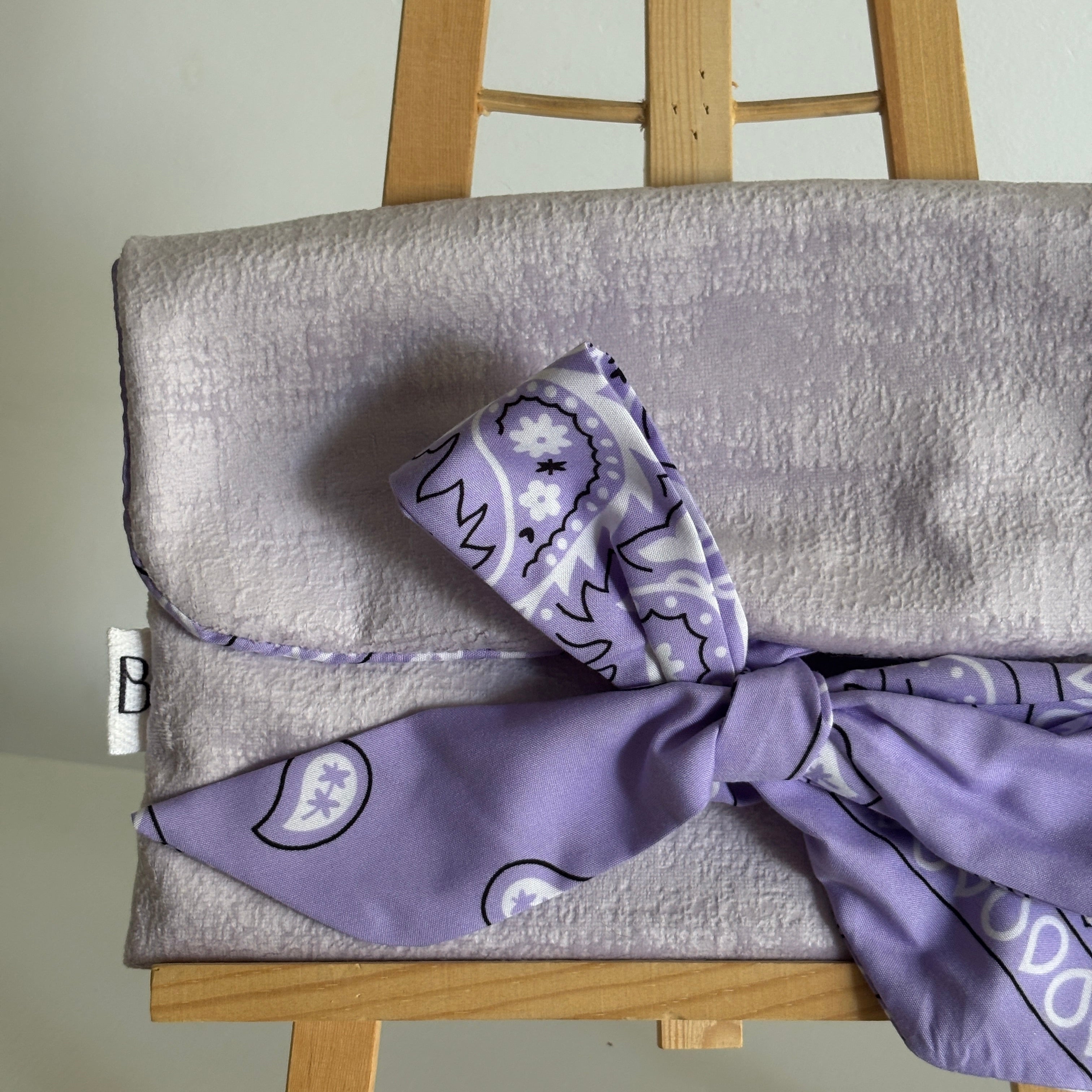 Pochette nouée lavande bandana