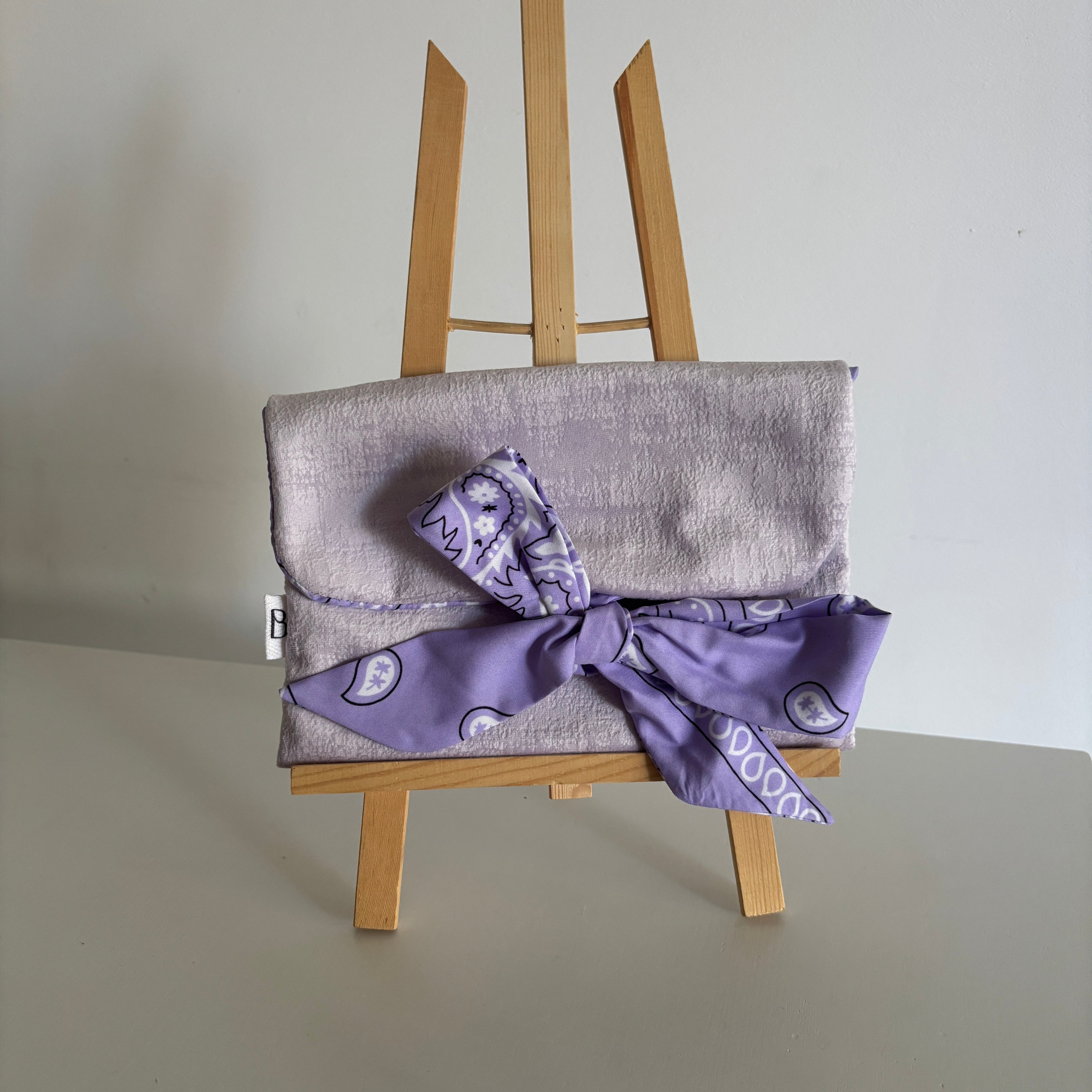 Pochette nouée lavande bandana