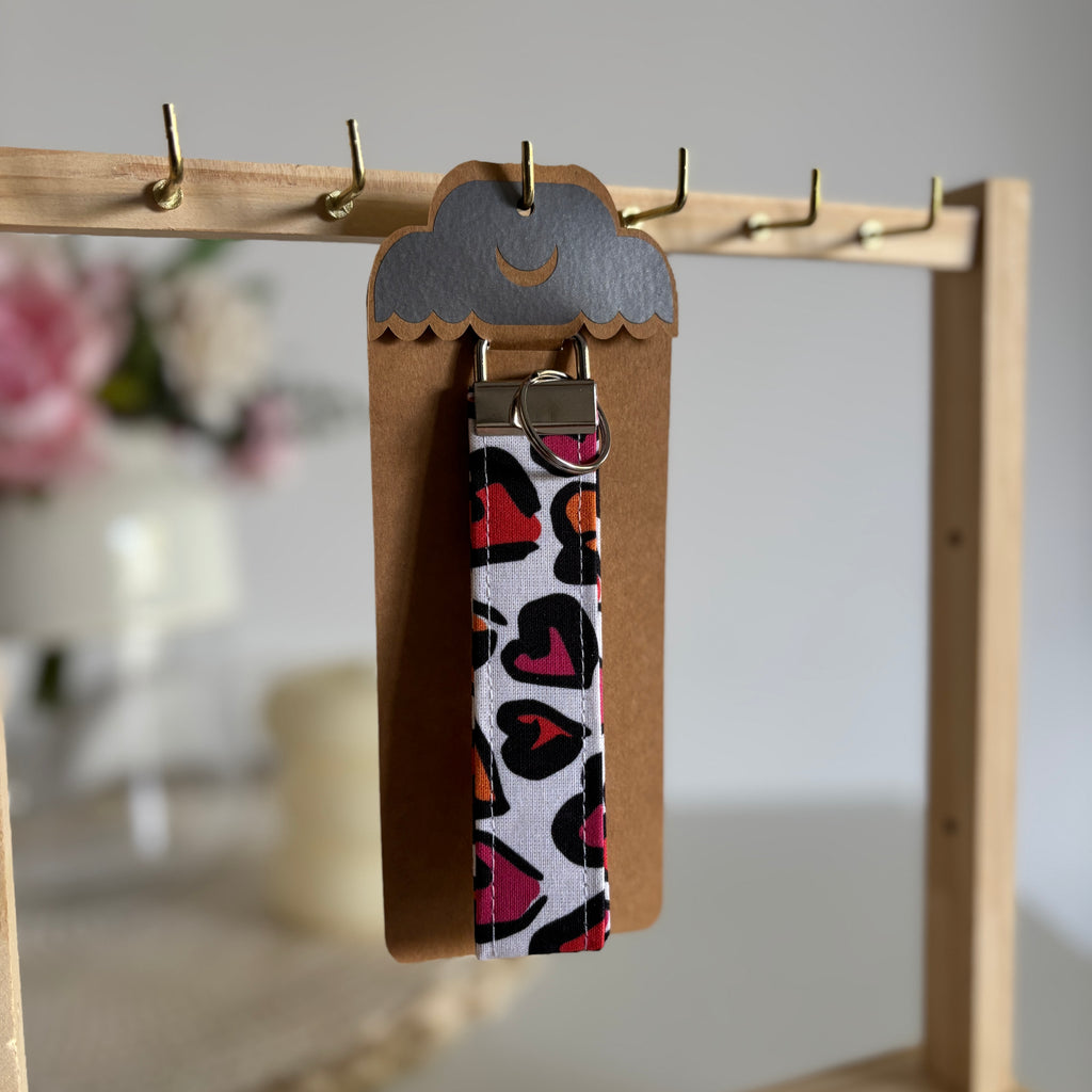 Porte-clés Andromeda – Cœur coloré léopard avec finitions argentées