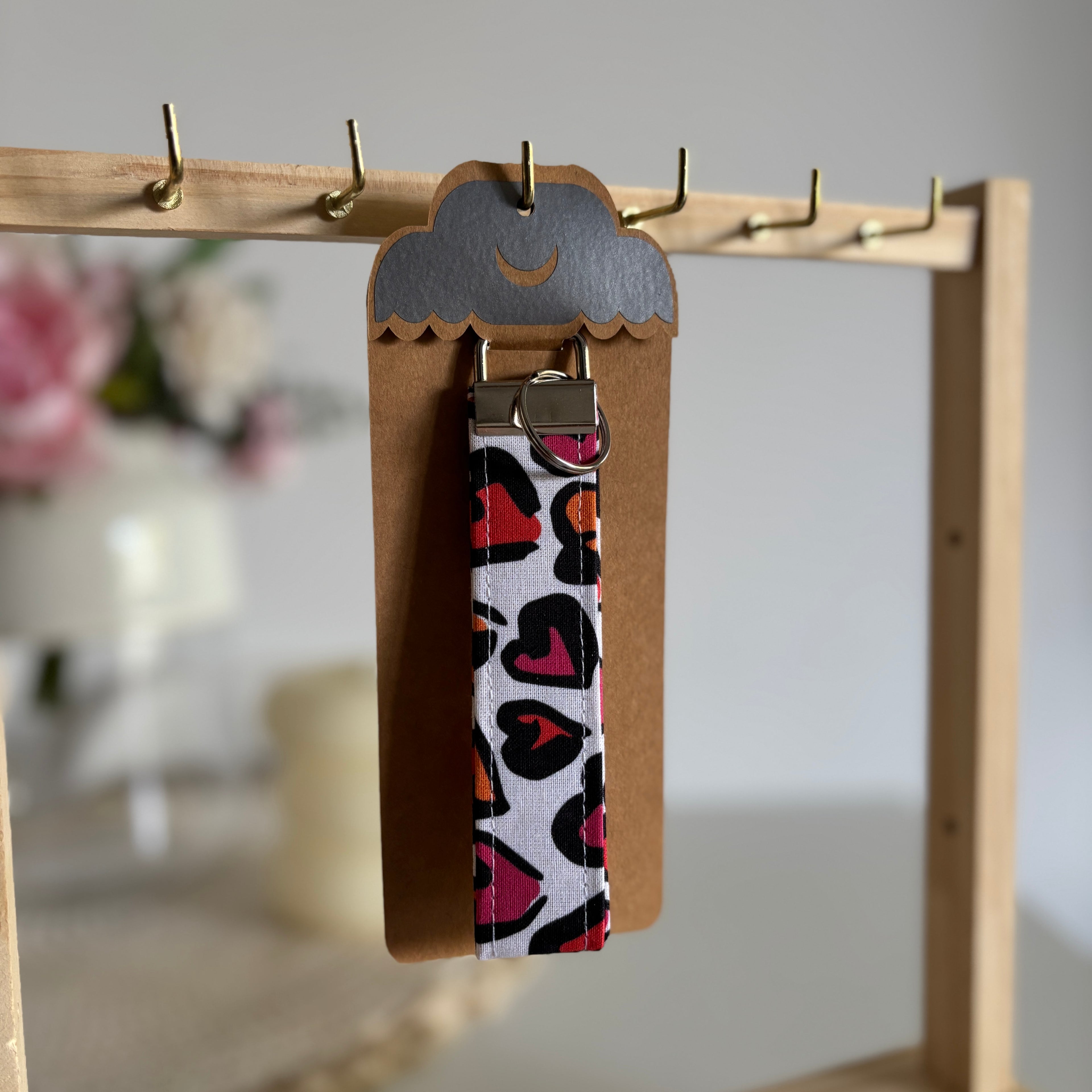 Porte-clés Andromeda – Cœur coloré léopard avec finitions argentées