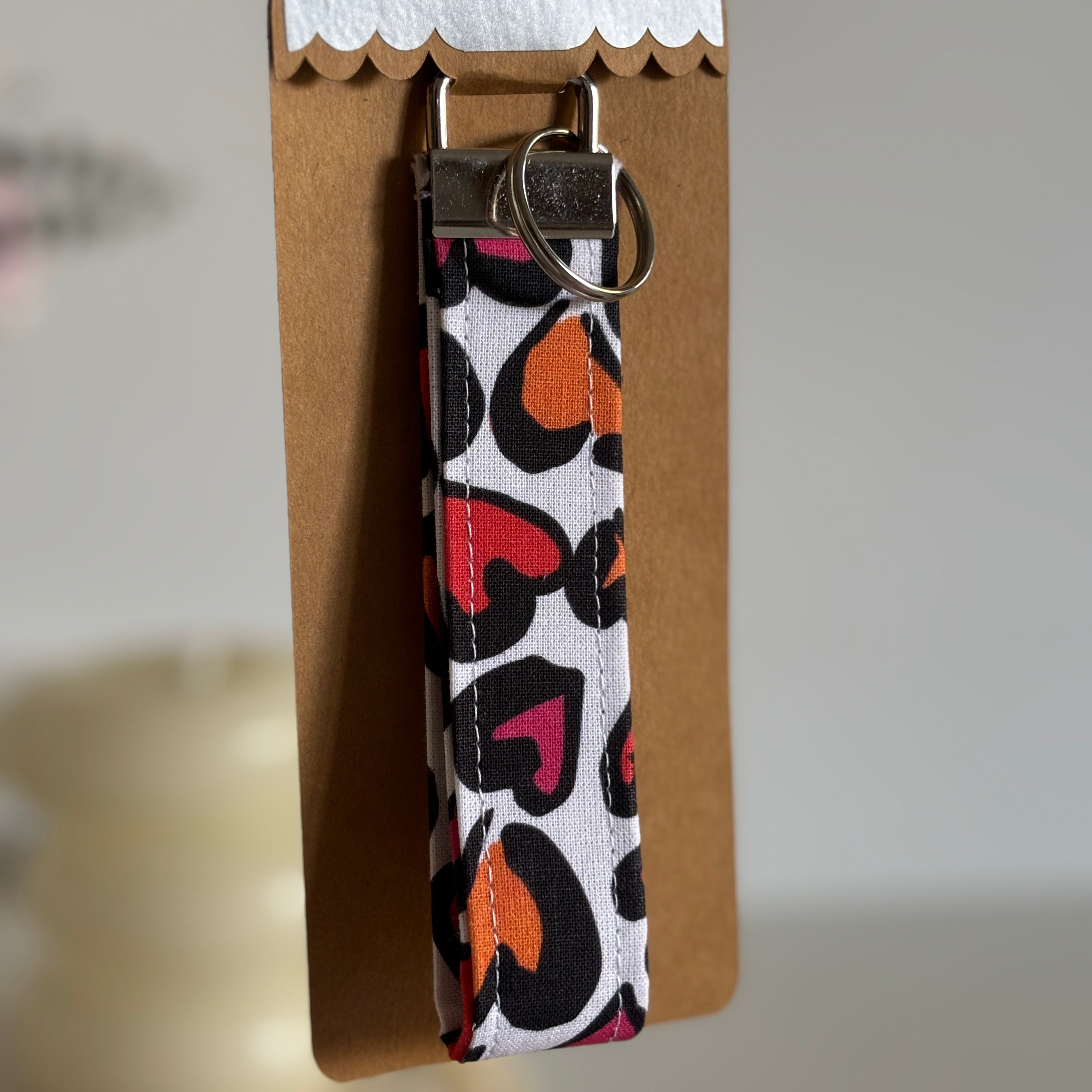 Porte-clés Andromeda – Cœur coloré léopard avec finitions argentées