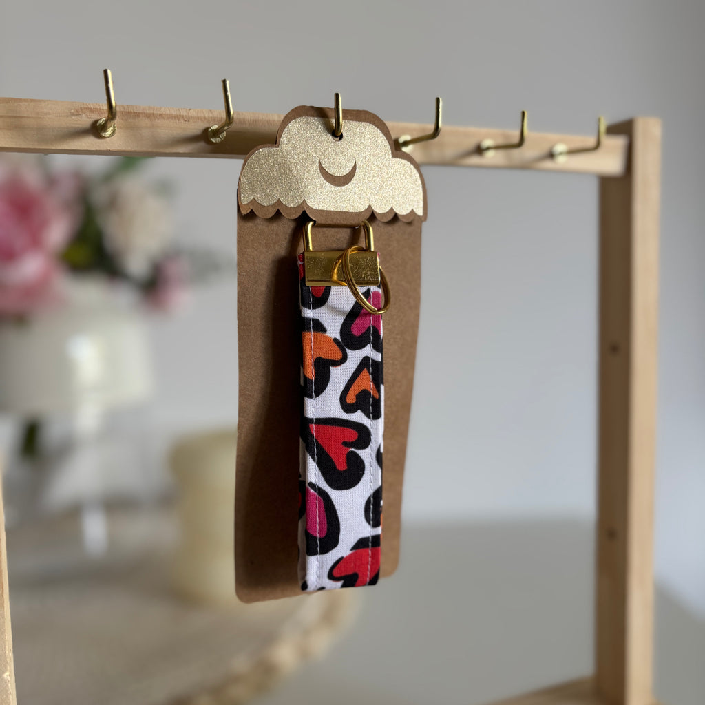 Porte-clés Andromeda – Motif cœurs léopard roses avec finitions dorées