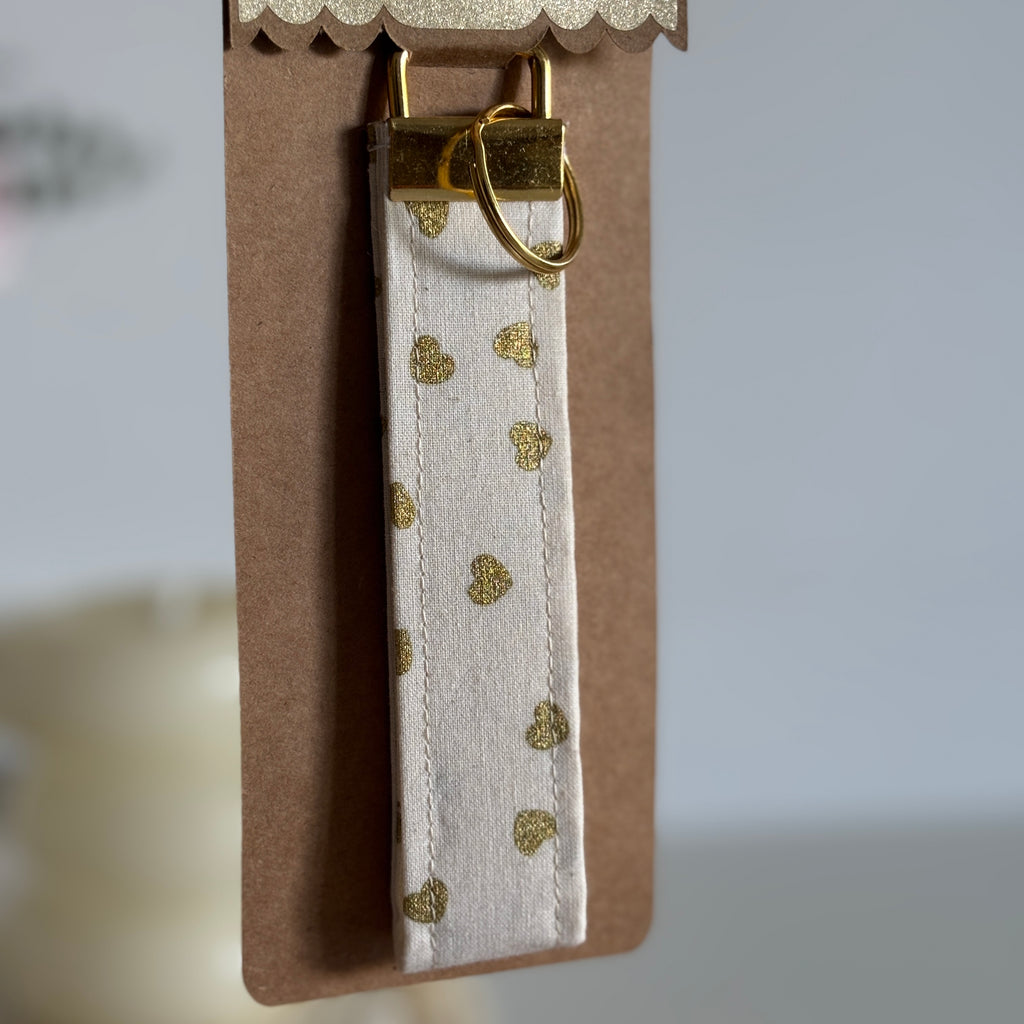 Porte-clés Cameo – Beige à cœurs dorés avec finitions dorées
