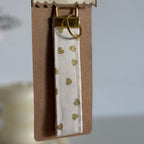Porte-clés Cameo – Beige à cœurs dorés avec finitions dorées
