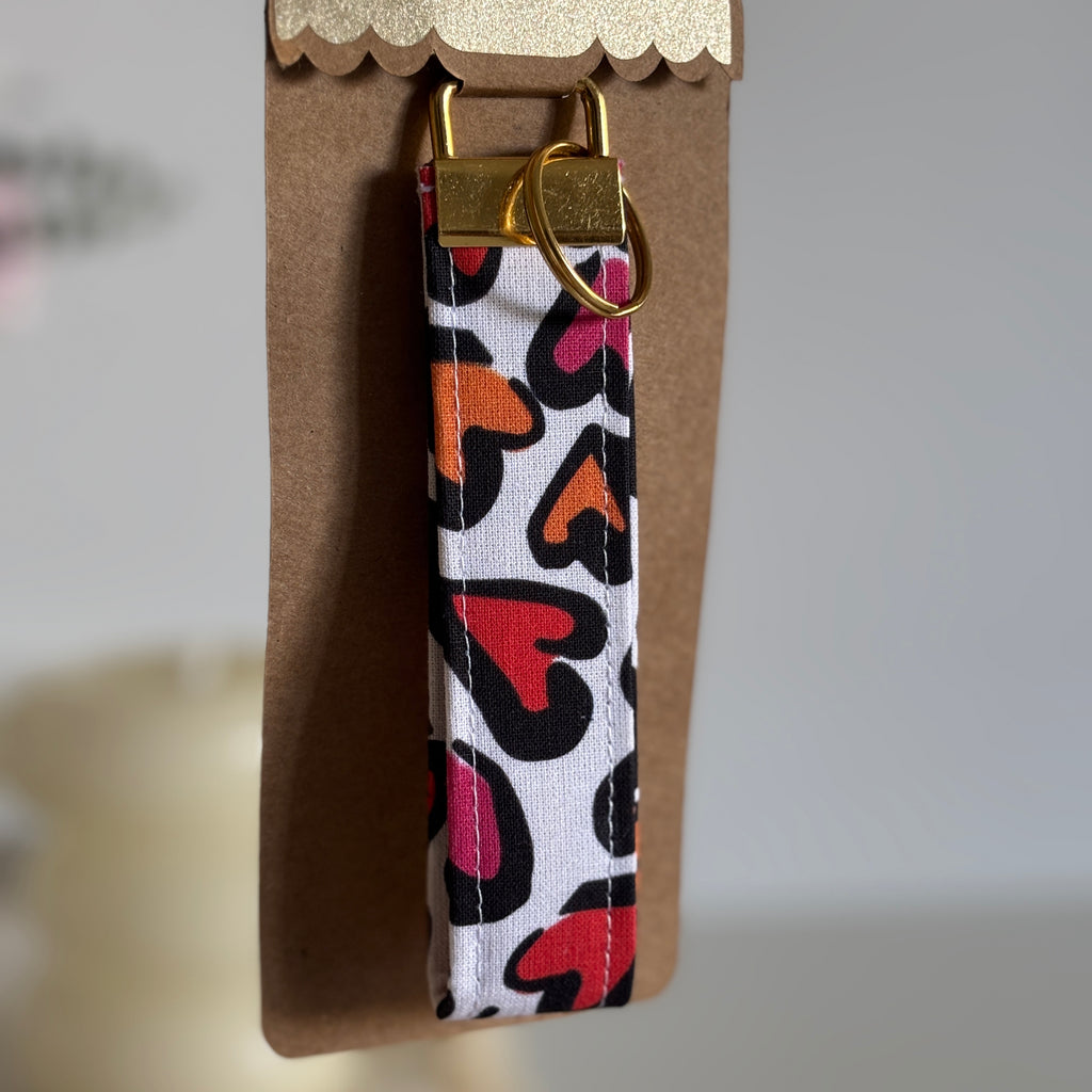 Porte-clés Andromeda – Motif cœurs léopard roses avec finitions dorées