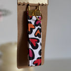Porte-clés Candy – Motif cœurs léopard roses avec finitions dorées