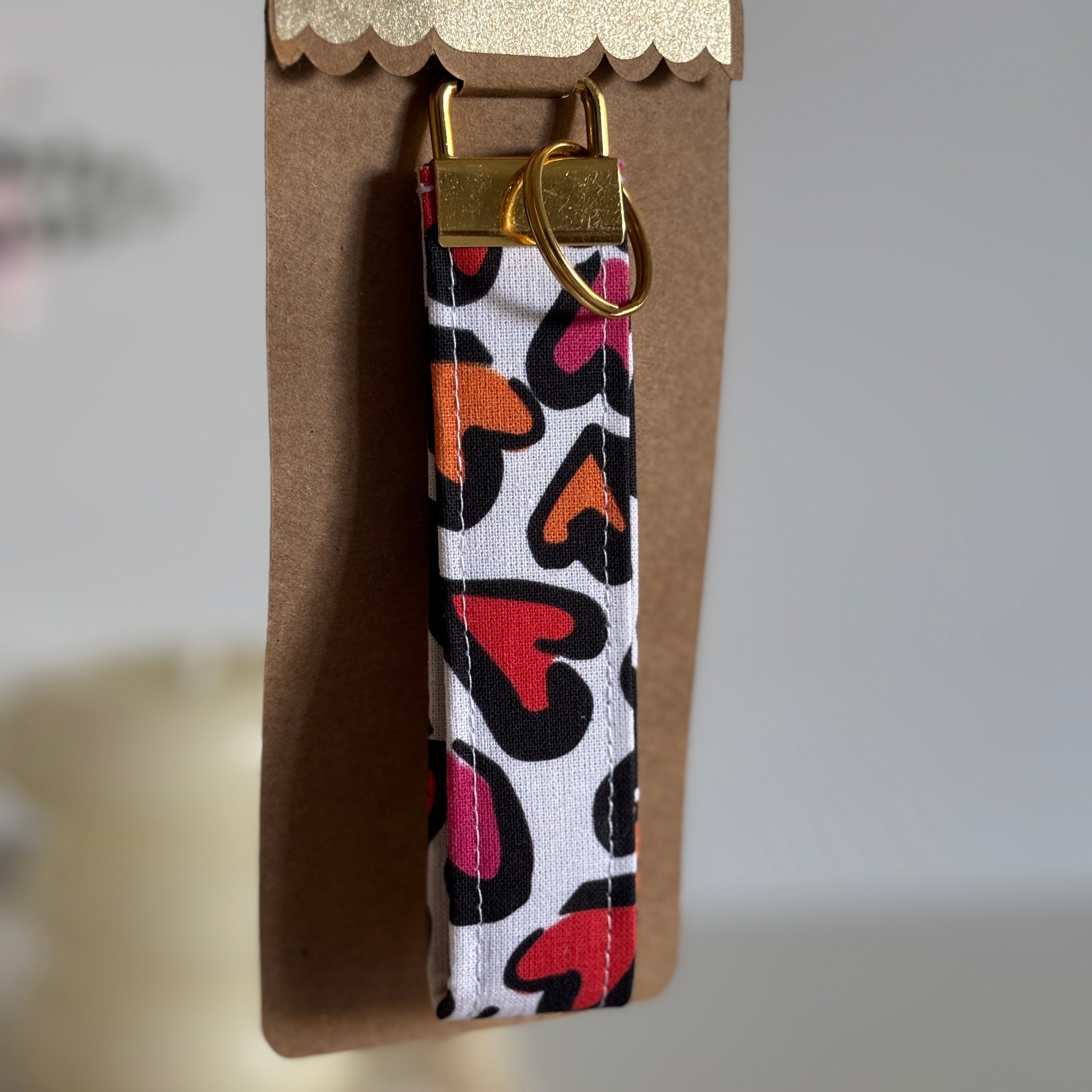 Porte-clés Andromeda – Motif cœurs léopard roses avec finitions dorées