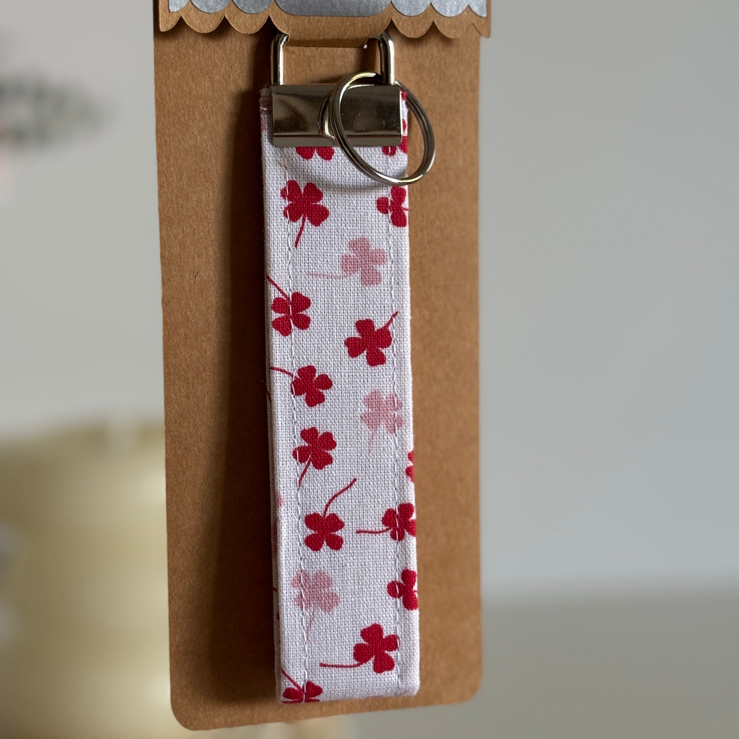 Porte-clés Rosea – Trèfles roses et rouges avec finitions argentées