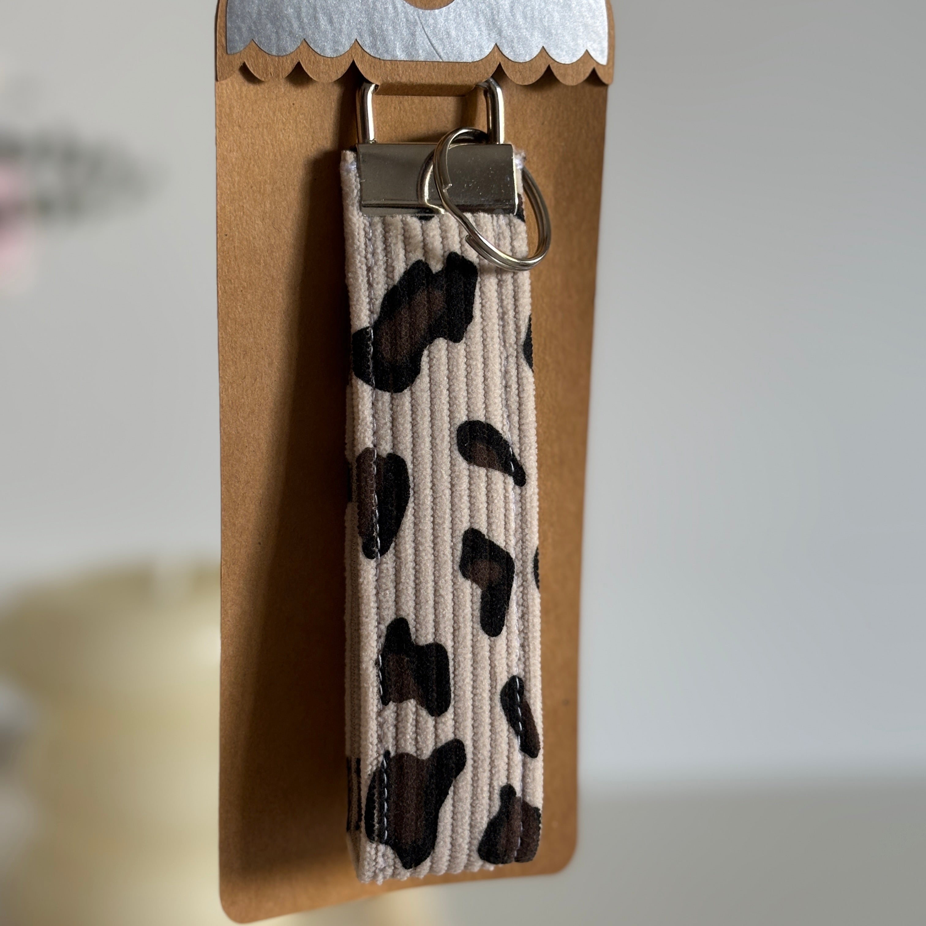 Porte Clé  léopard côtelé – Motif cerise en gaze blanc avec finitions argentées